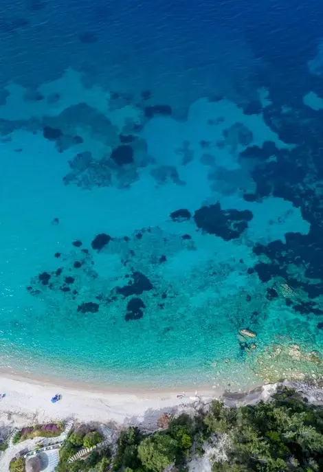 Tirkizno more i pješčana plaža Nacionalnog parka Kornati iz zraka