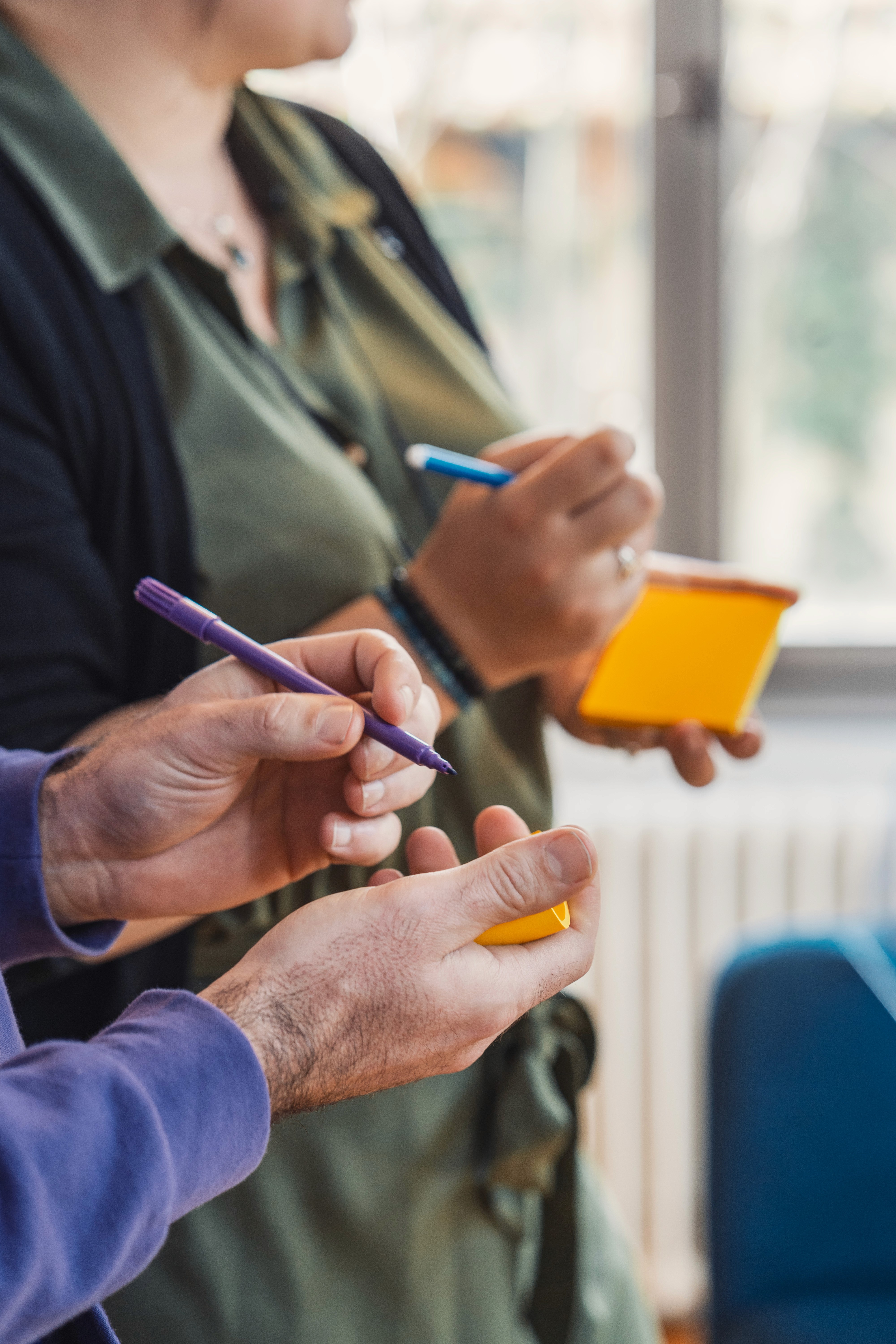 deux personnes en train de regarder un ordinateur et de discuter