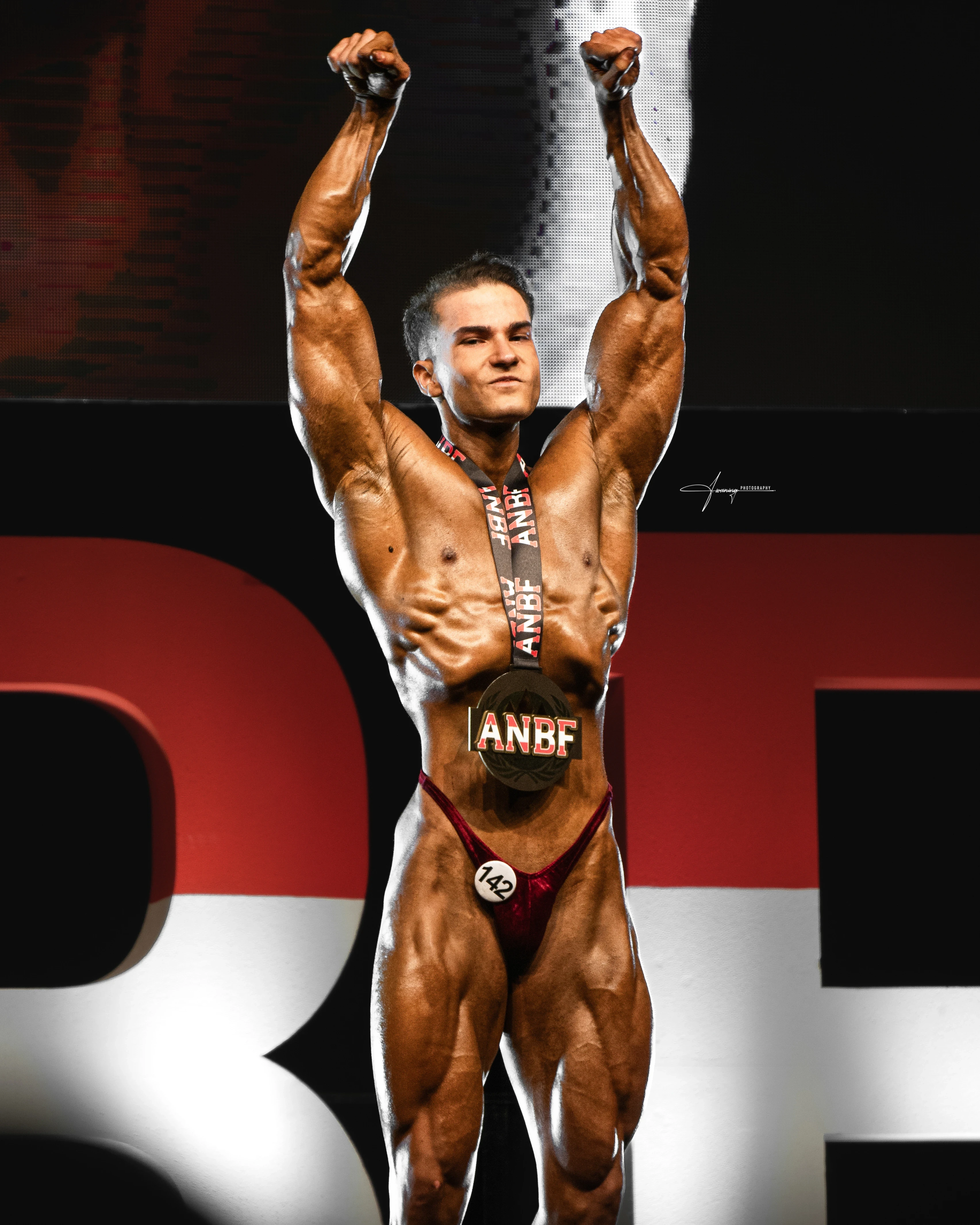 Men's Physique Pose von Felix Höber mit perfekter Bühnenausstrahlung