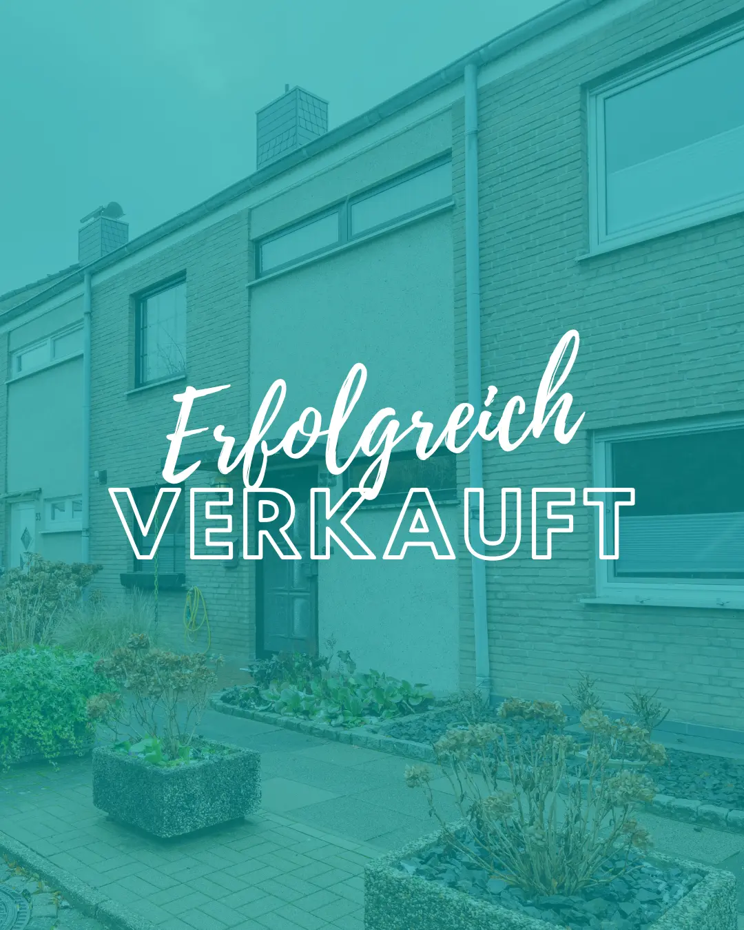 Reserviert - Außenansicht eines gepflegten Reihenmittelhauses in Raesfeld mit Klinkerfassade, Hauseingang und Vorgarten, präsentiert von Westfalen Wohnen.