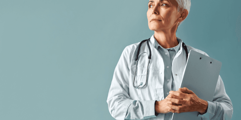 Sanidad Pública vs Seguro Privado en España: Qué Necesitan los Extranjeros en 2026