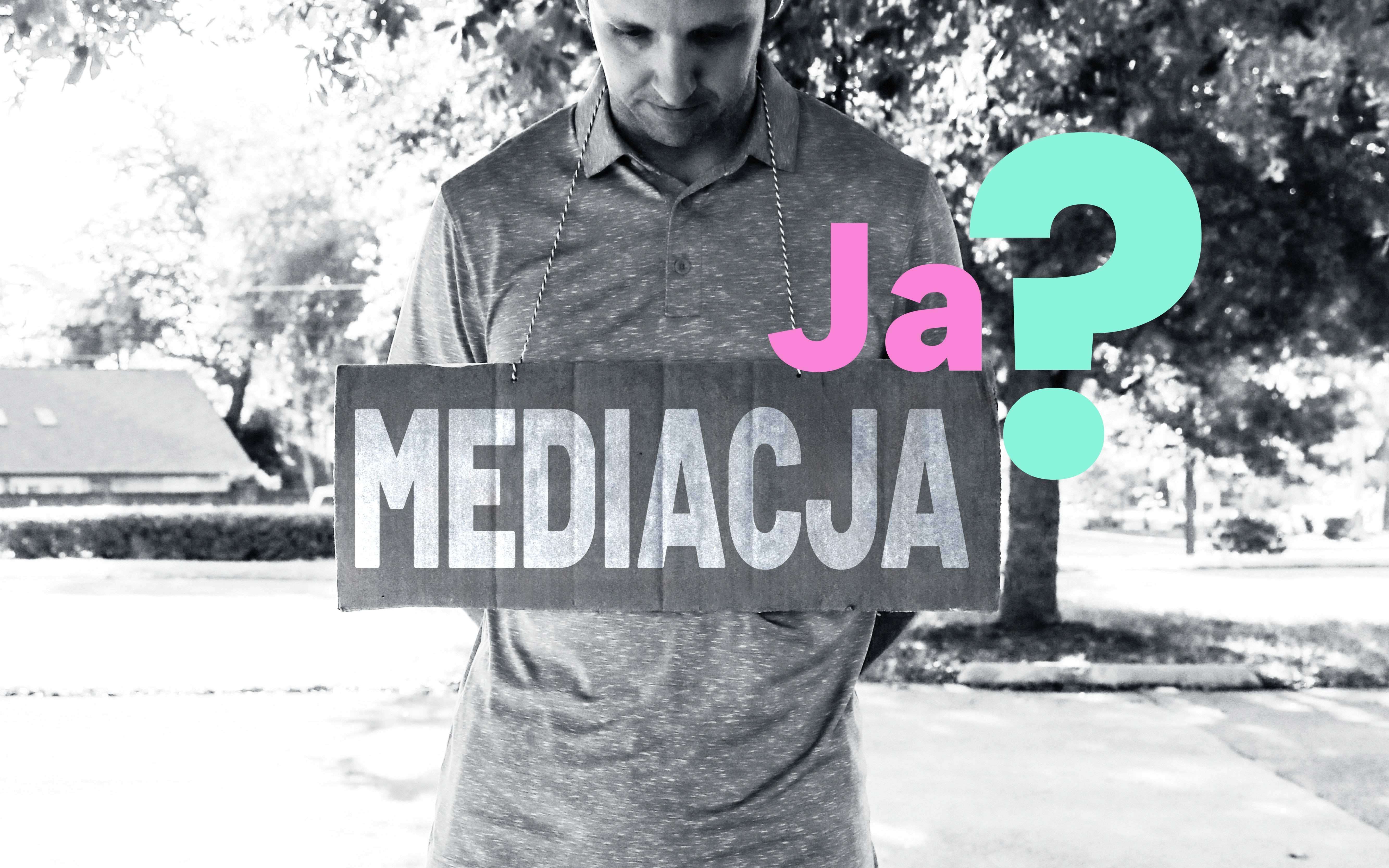 Męszczyzna z zawieszonym szyldem na ktorym jest napisane "mediacja, ja?"