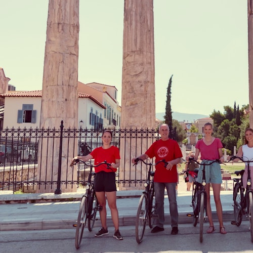 一群带着自行车的人