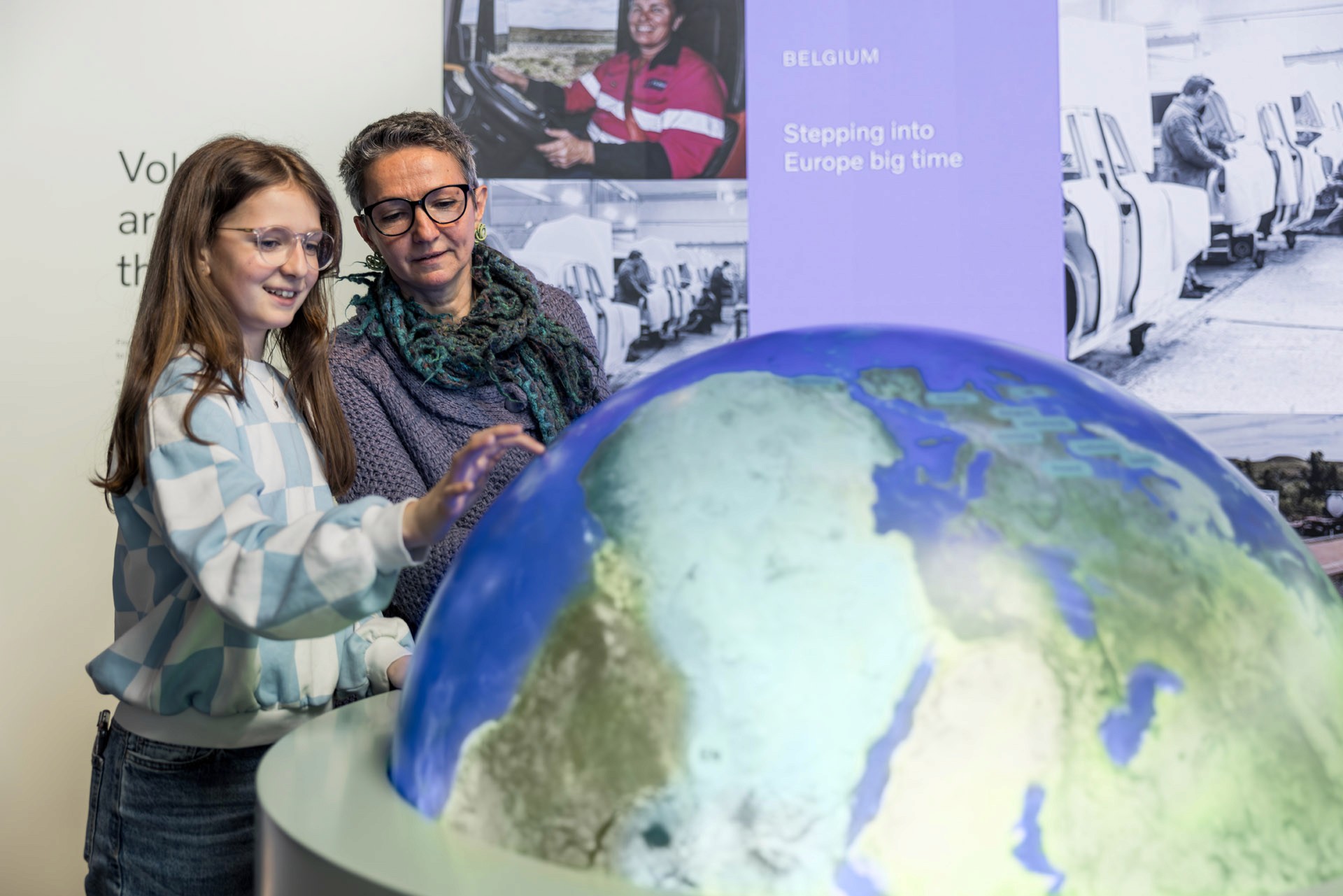 två personer som pekar på en jordglob