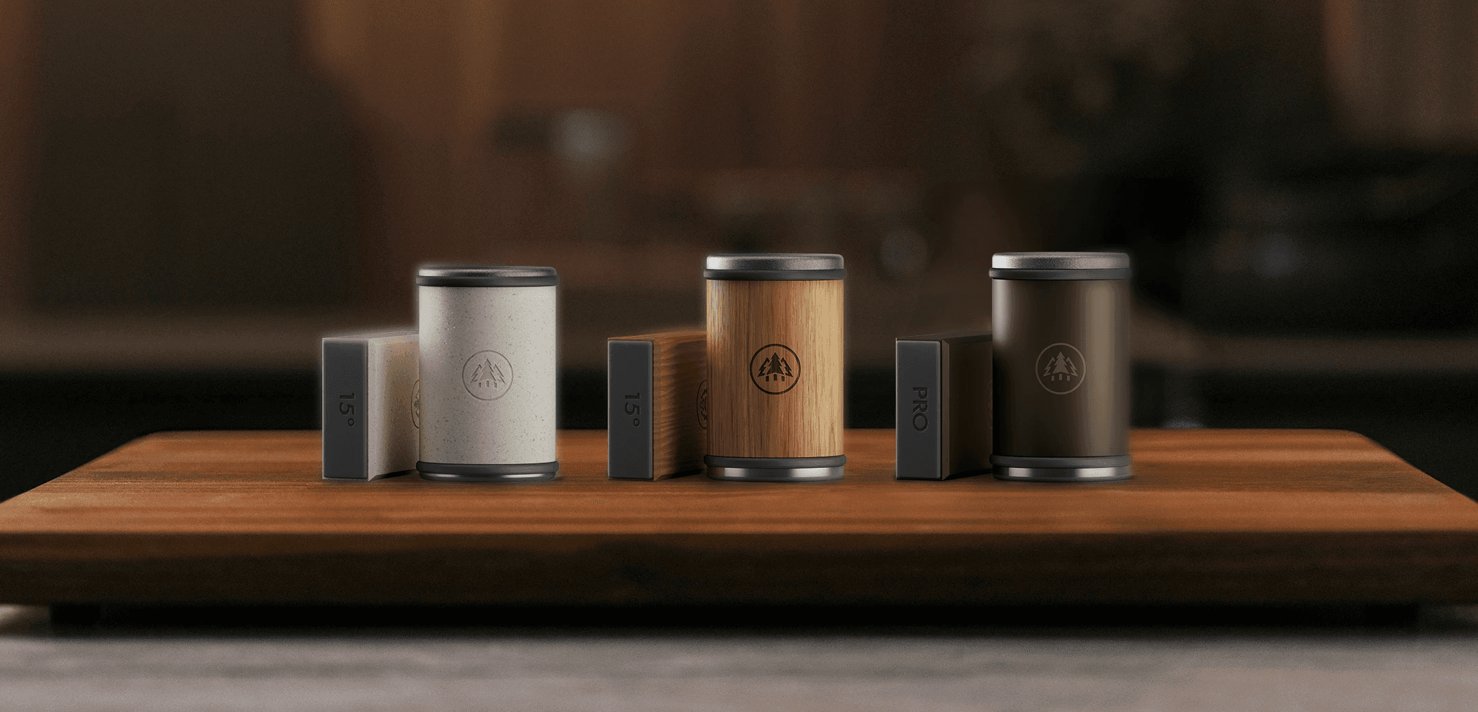 Produktübersicht der HORL®3 Serie: Der HORL®3 Cruise, der klassische HORL®3 in Edelholz und der leistungsstarke HORL®3 Pro nebeneinander auf einem Holzbrett.