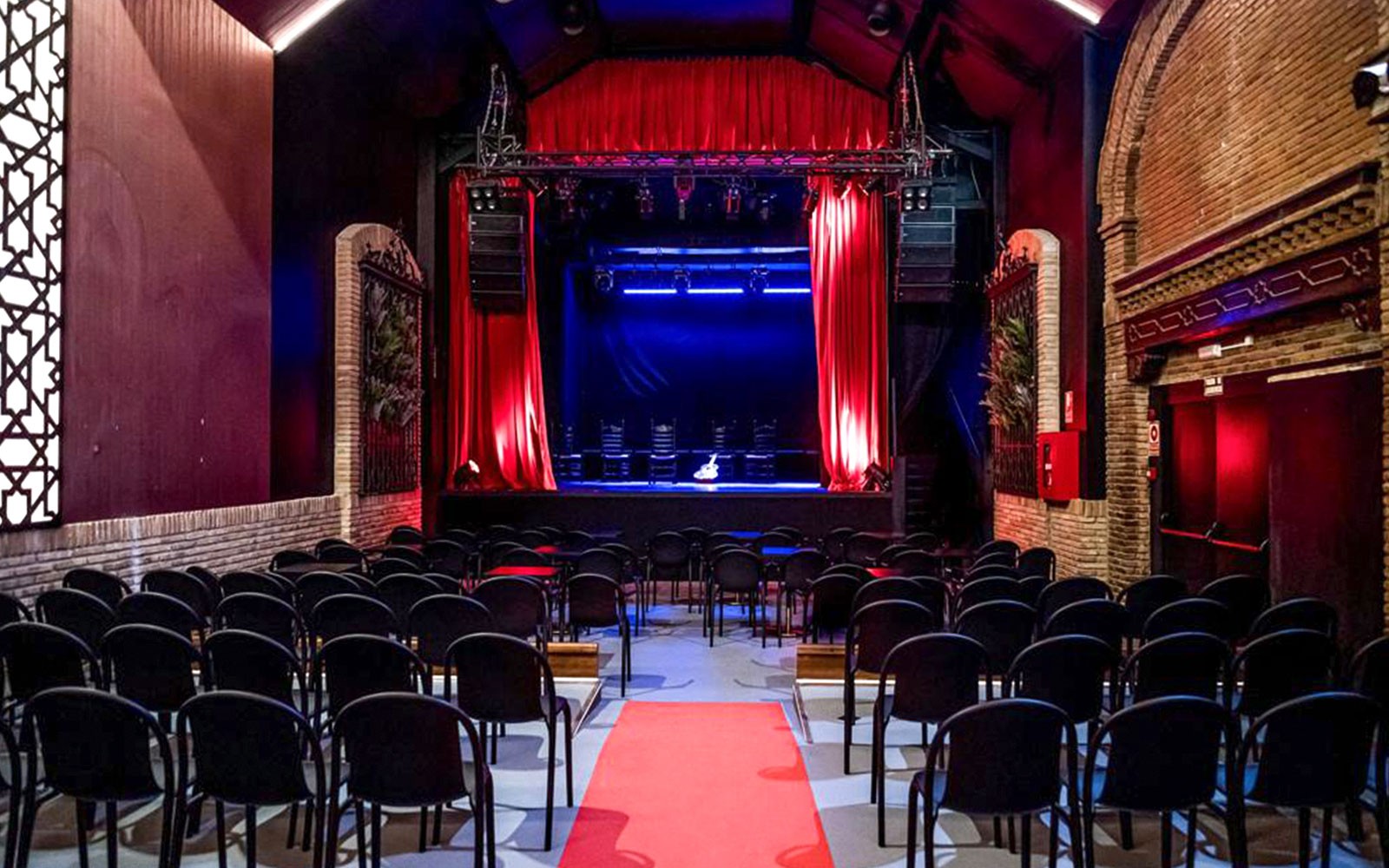 Flamenco teaterscene med røde gardiner og sitteplasser, Sensaciones - Teatro Flamenco Granada.