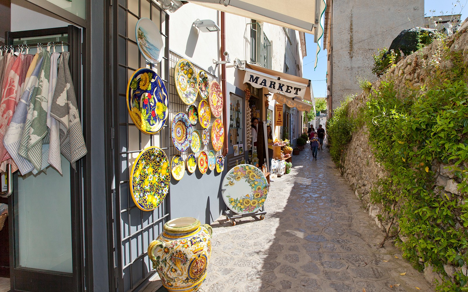 Keramikbutik och smal gata i Positano under en guidad tur från Sorrento.