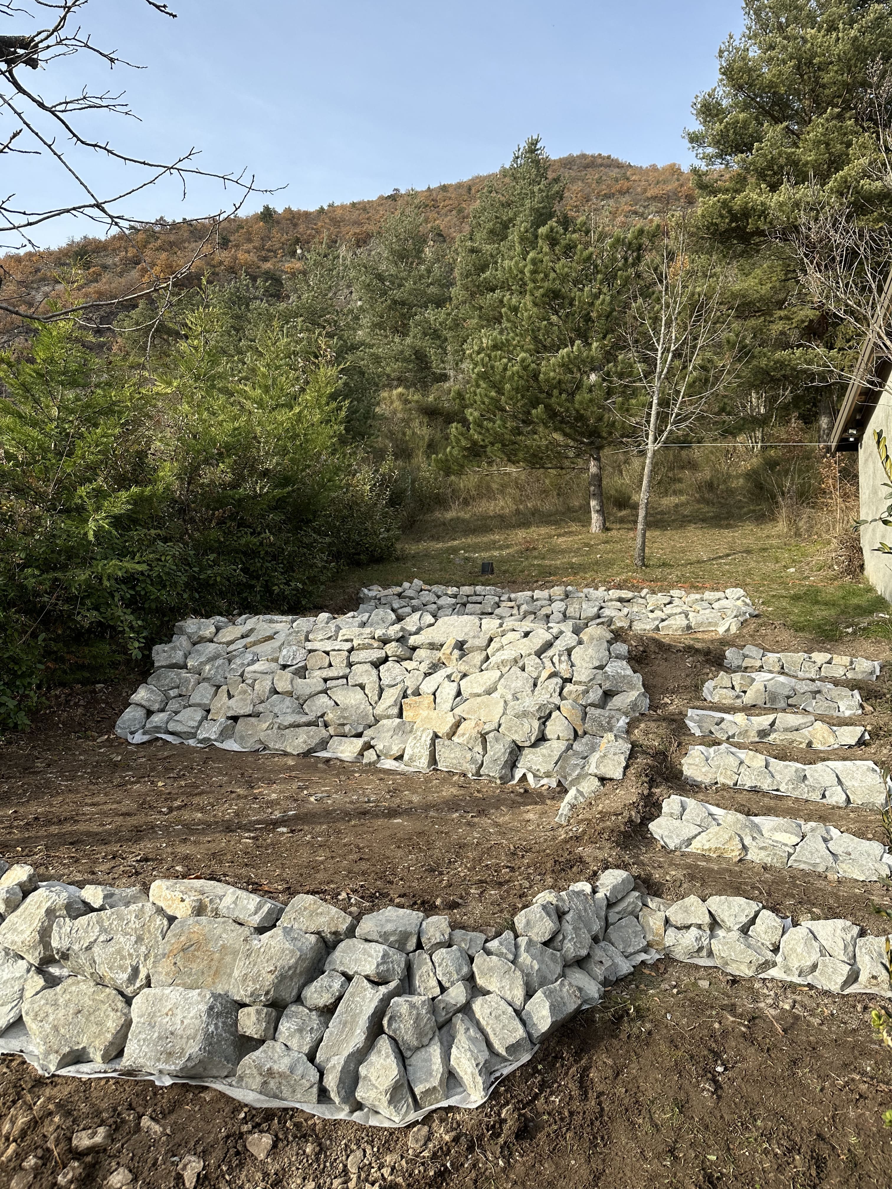 Entretien de jardin méditerranéen avec piscine et plantes exotiques dans le quartier d'Aiguebelle au Lavandou.