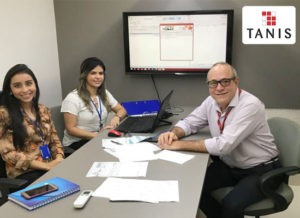pessoas em sala de reuniao para treinamento do módulo financeiro do mercantis