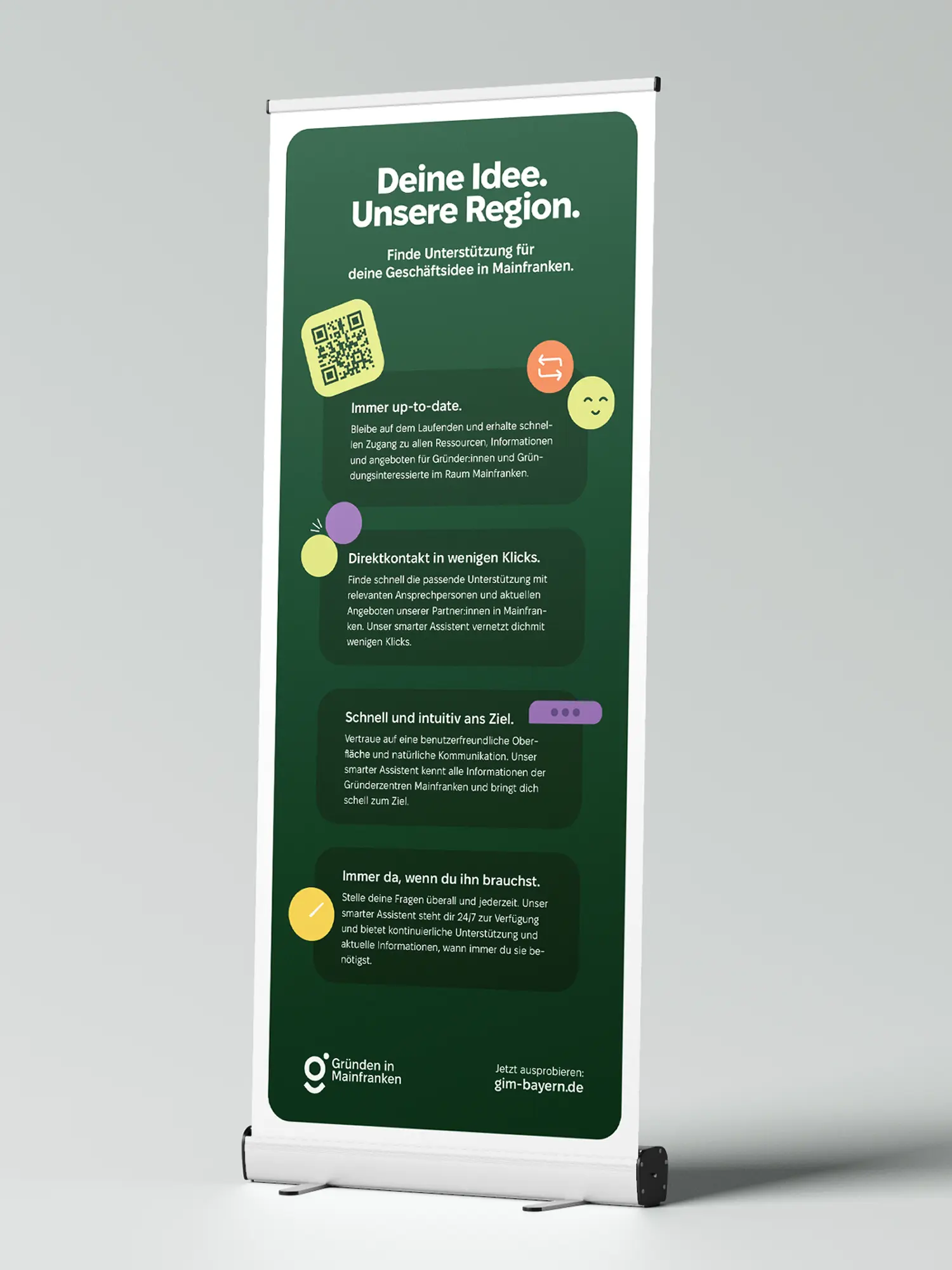 Roll-up mit Slogan, QR-Code und vier Vorteilen des Smart-Assistenten
