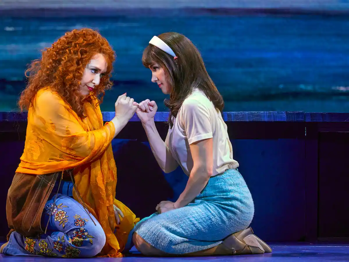 百老匯音樂劇《Beaches: A New Musical》劇照,由 Shoshana Bean 及 Montego Glover 主演。