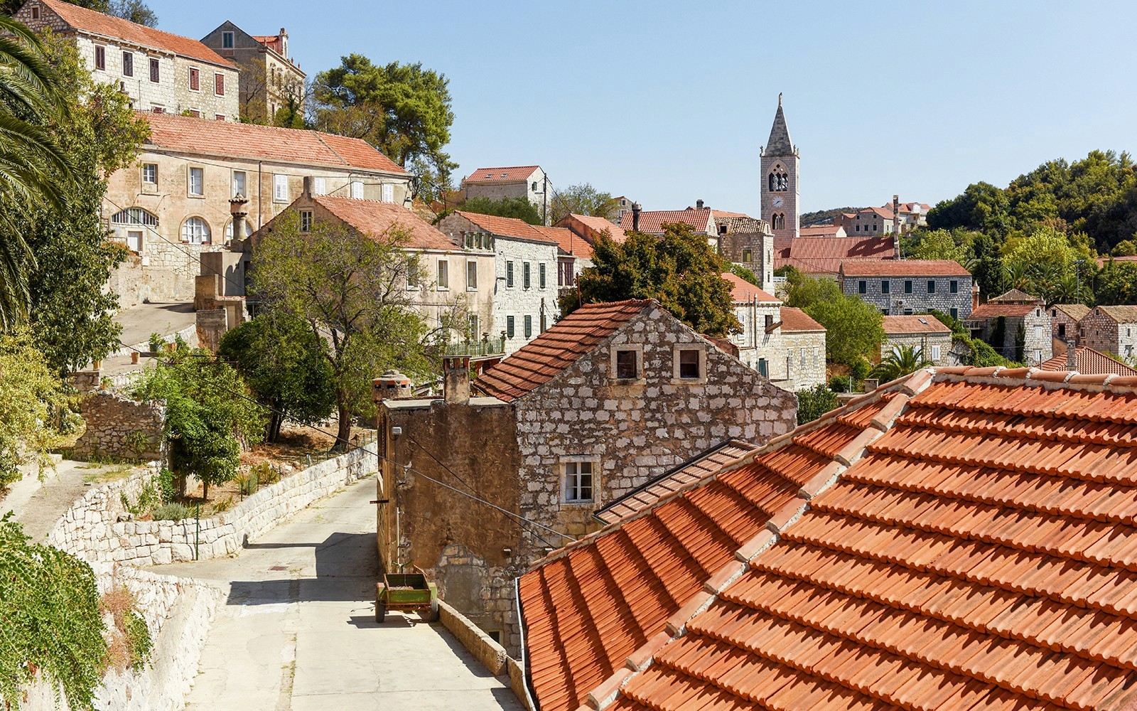 Stenbyggnader med röda tegeltak i en historisk by nära Krka nationalpark, Kroatien.