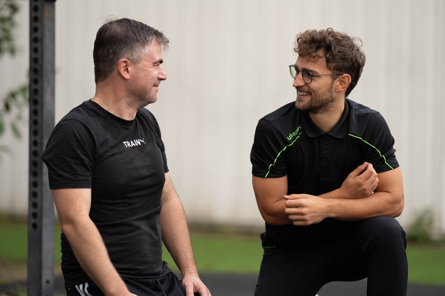 Lukas Kazimierski im Gespräch mit einem Klienten während einer Trainingseinheit