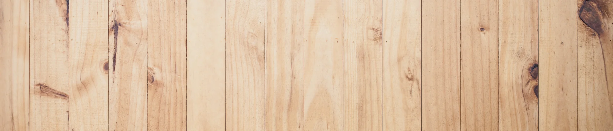 Вертикальные деревянные доски с натуральной текстурой и светло-коричневым оттенком