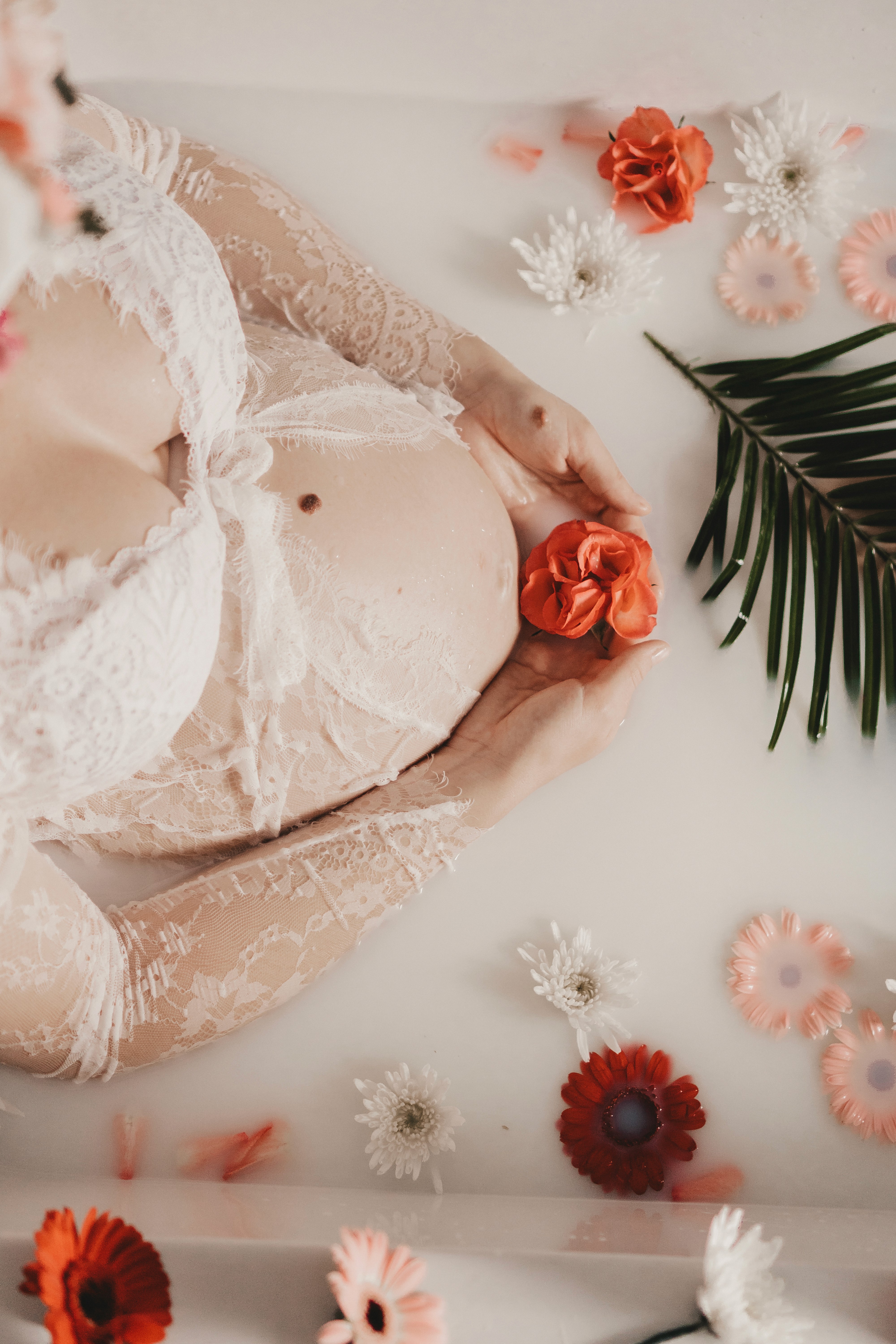 Detailfotografie Hochzeit in Bogen – Brautkleid mit Blumen bei einem stilvollen Wedding Shooting.  