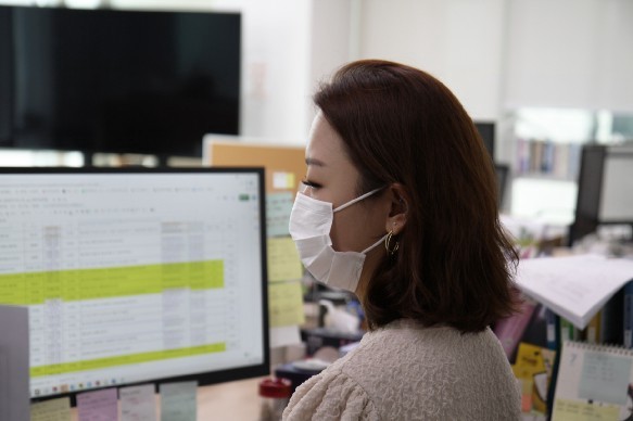 Jinkyung, the manager of Honest Ventures, is communicating with the portfolio firms through Quotabook by receiving standardized business reports