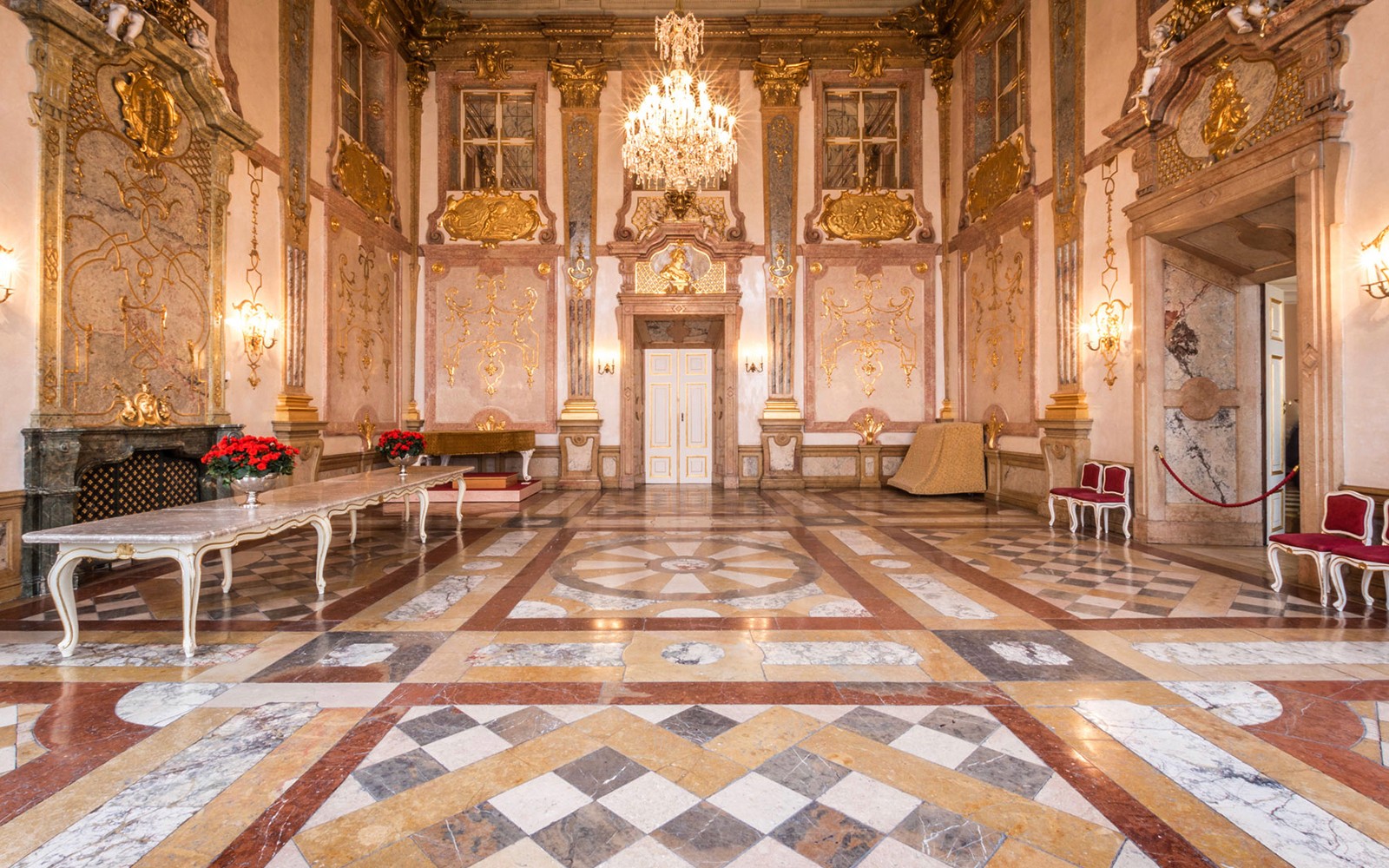 Koncertsalen i Mirabell-paladset med udsøgt indretning og lysekrone i Salzburg.