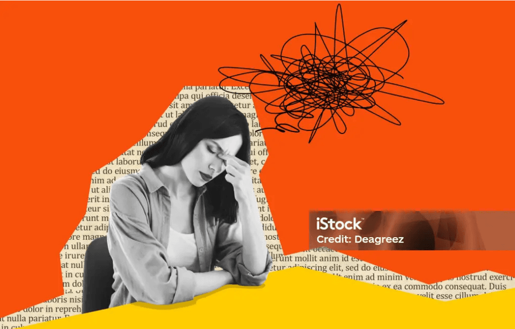 une femme assise à son bureau se tenant la tête, un gribouillage au dessus de sa tête