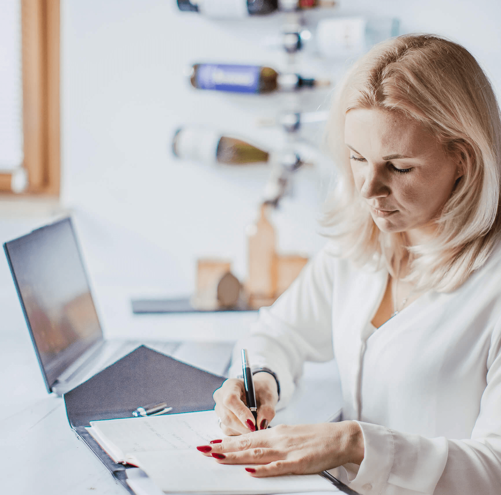 HR-Beraterin überprüft und dokumentiert Employer-Branding-Strategie an ihrem Schreibtisch