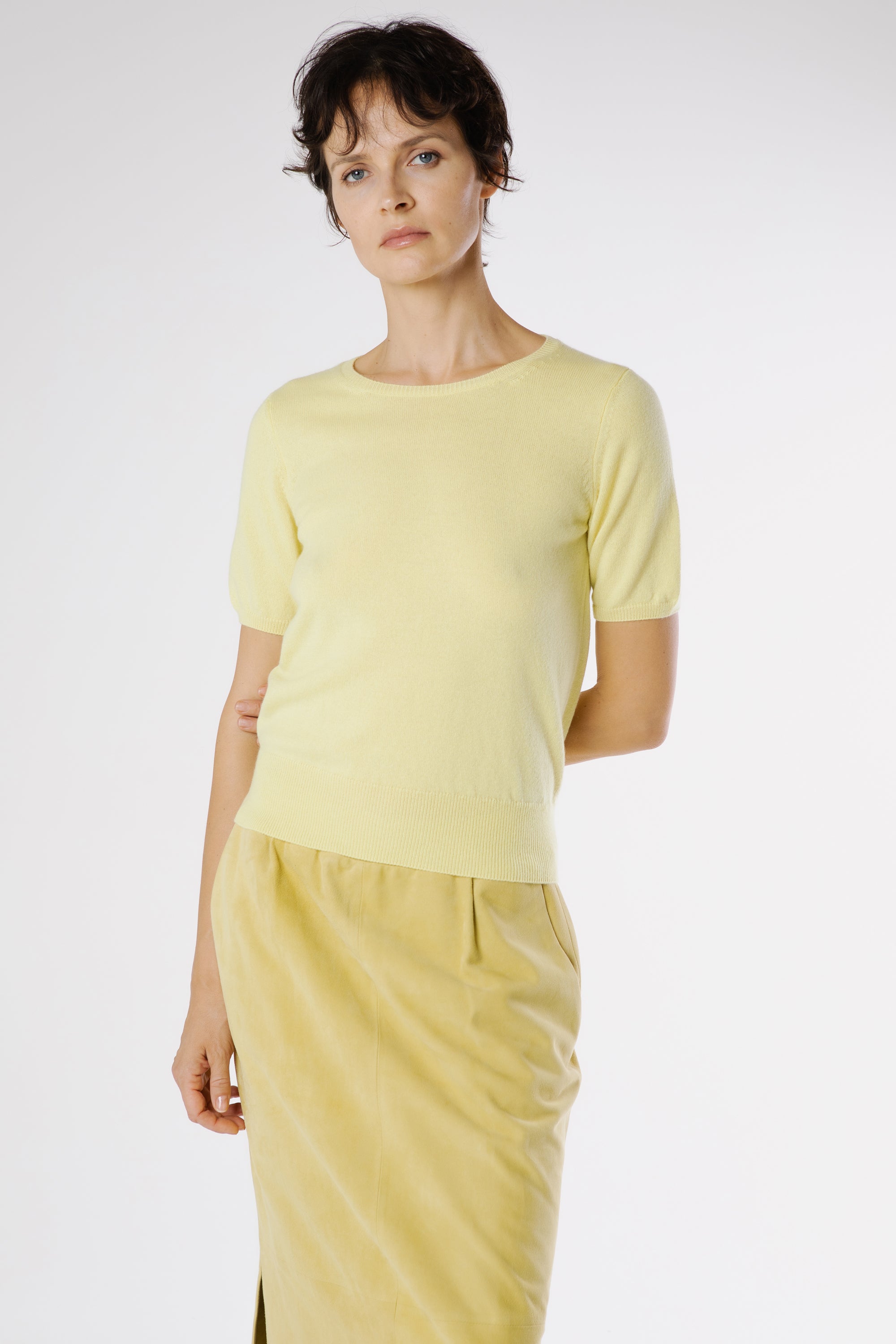 Shop luxury Italian cashmere sweater – full look of Ginan Cashmere Pullover Moonwalk styled in a modern women’s outfit.