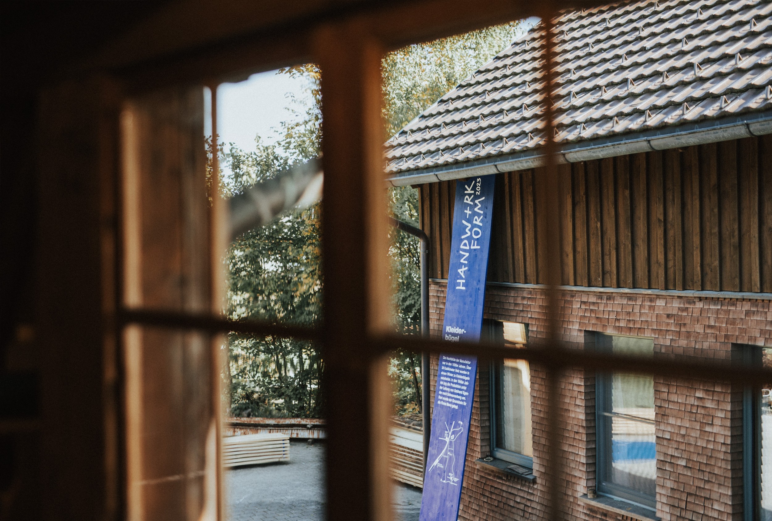 Außenansicht der Ausstellung mit klarer und ansprechender Beschriftung für die Veranstaltung Handwerk+Form 2023.