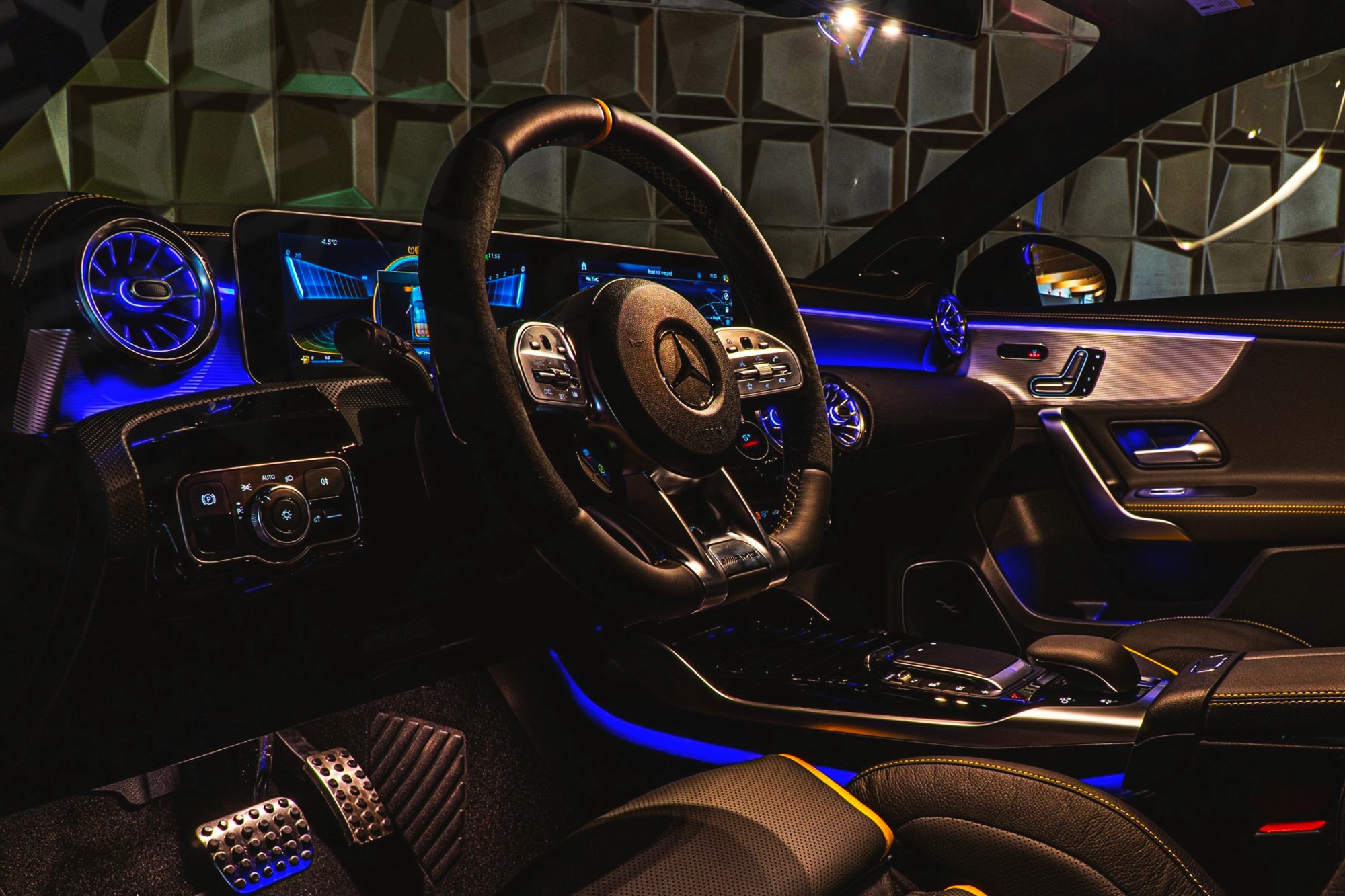 Vue interieur Mercedes A45 S AMG Gris – Location Sportive à Dubaï | Keyz Rent