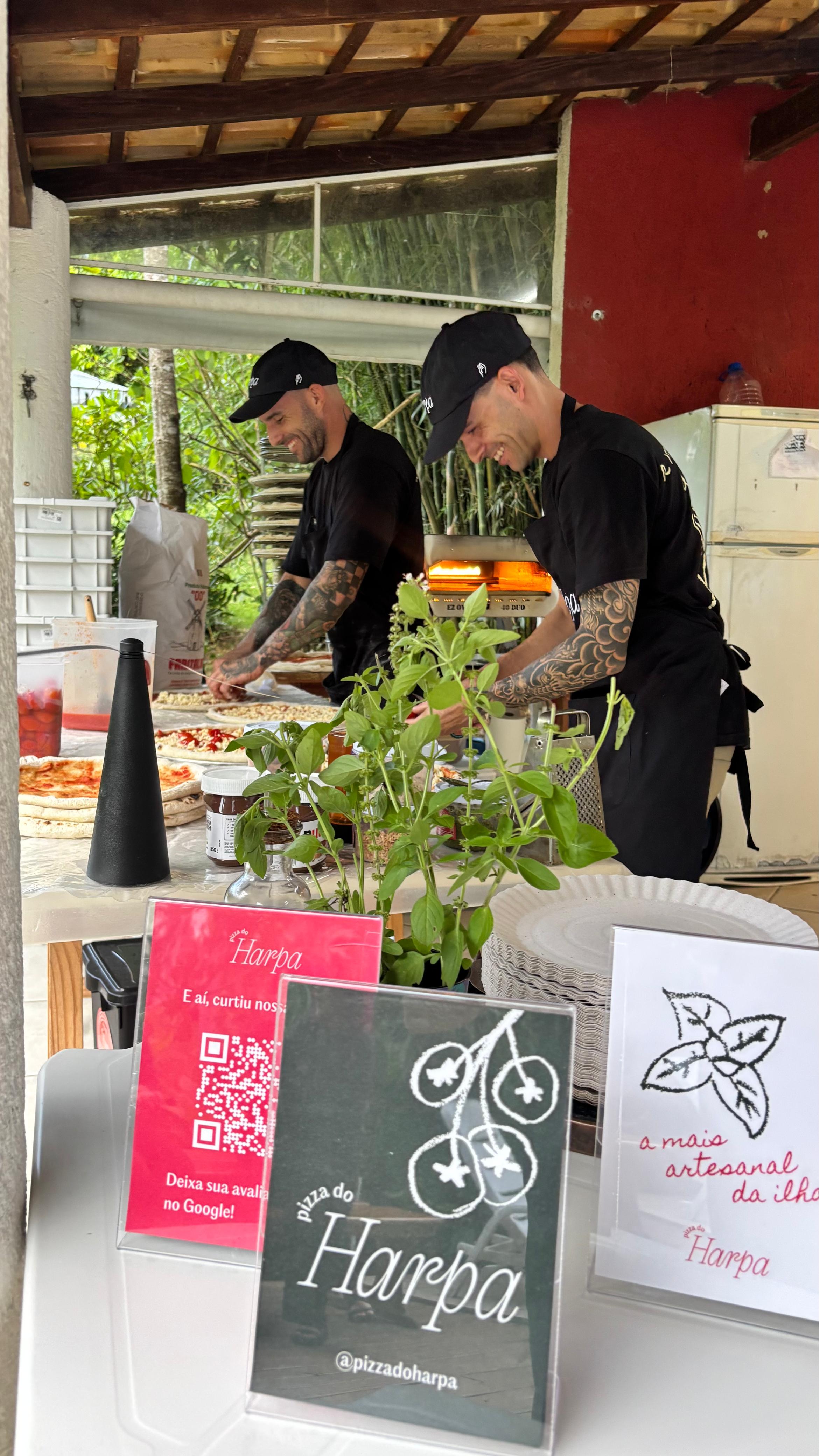 Montagem de pizzas em evento
