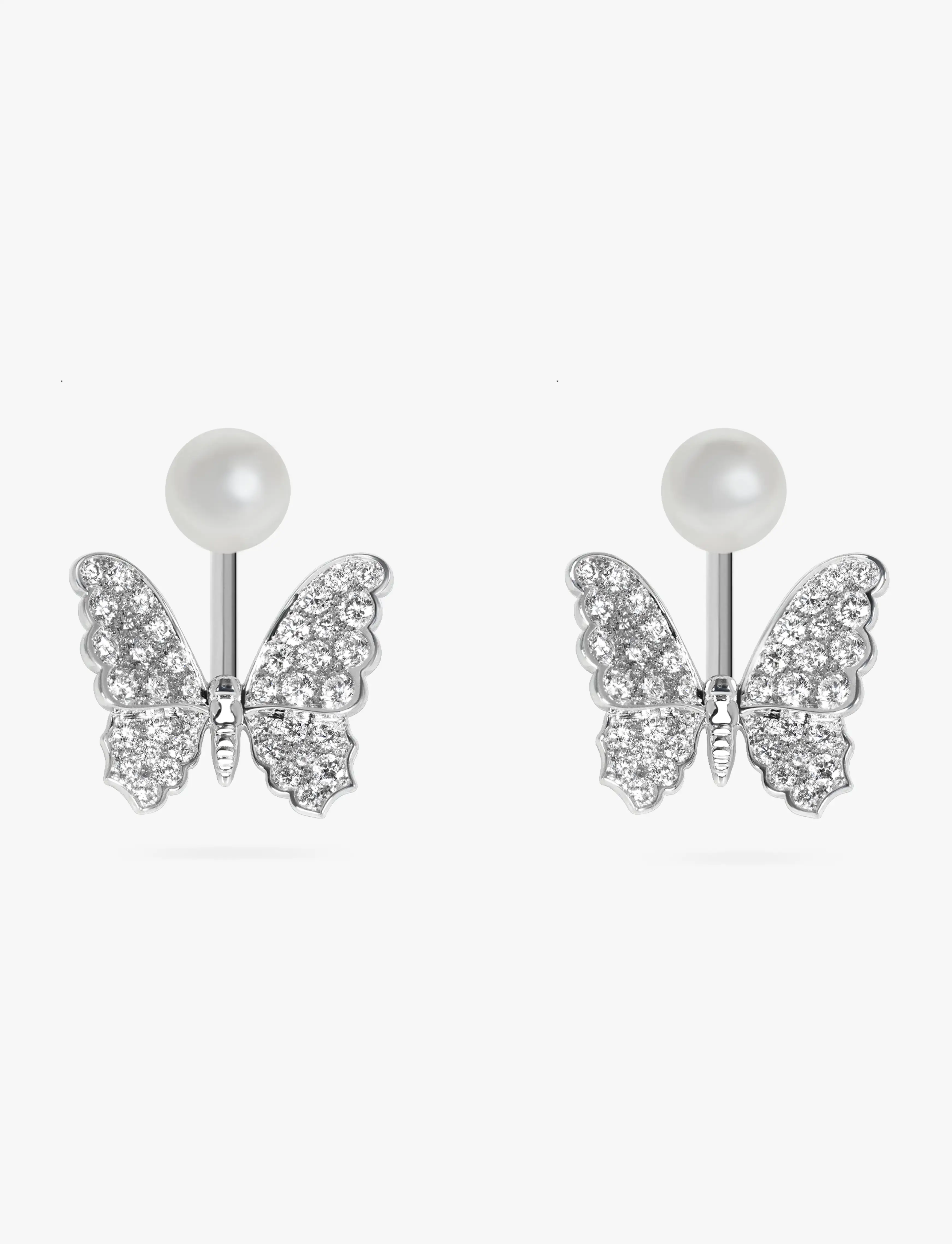 Boucles d’oreilles Looking at the Moon Maison Édéenne en or blanc, diamants et perles photographiées seules sur fond clair