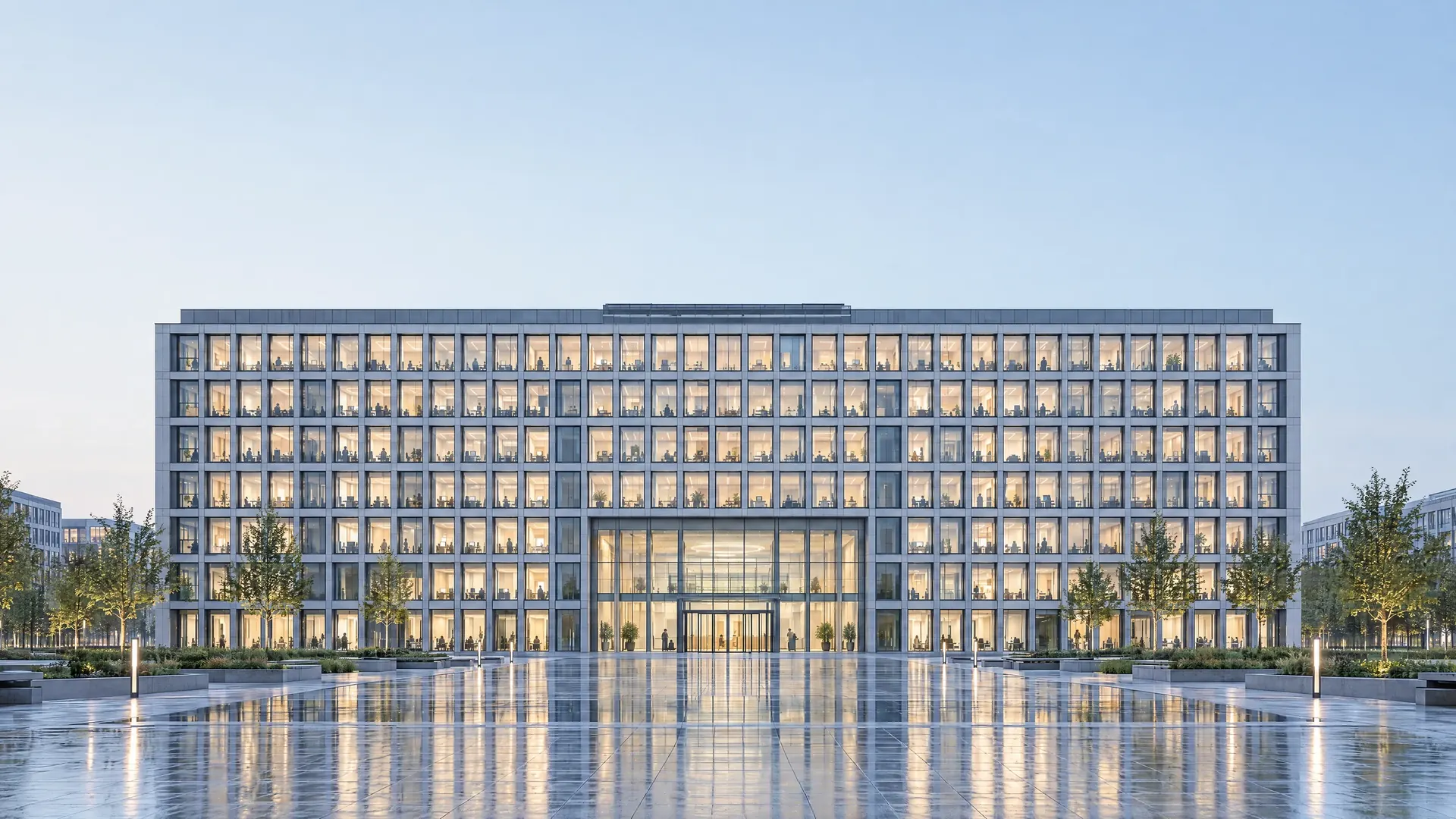 Verwaltungsgebäude in der Dämmerung, in vielen Büros brennt Licht