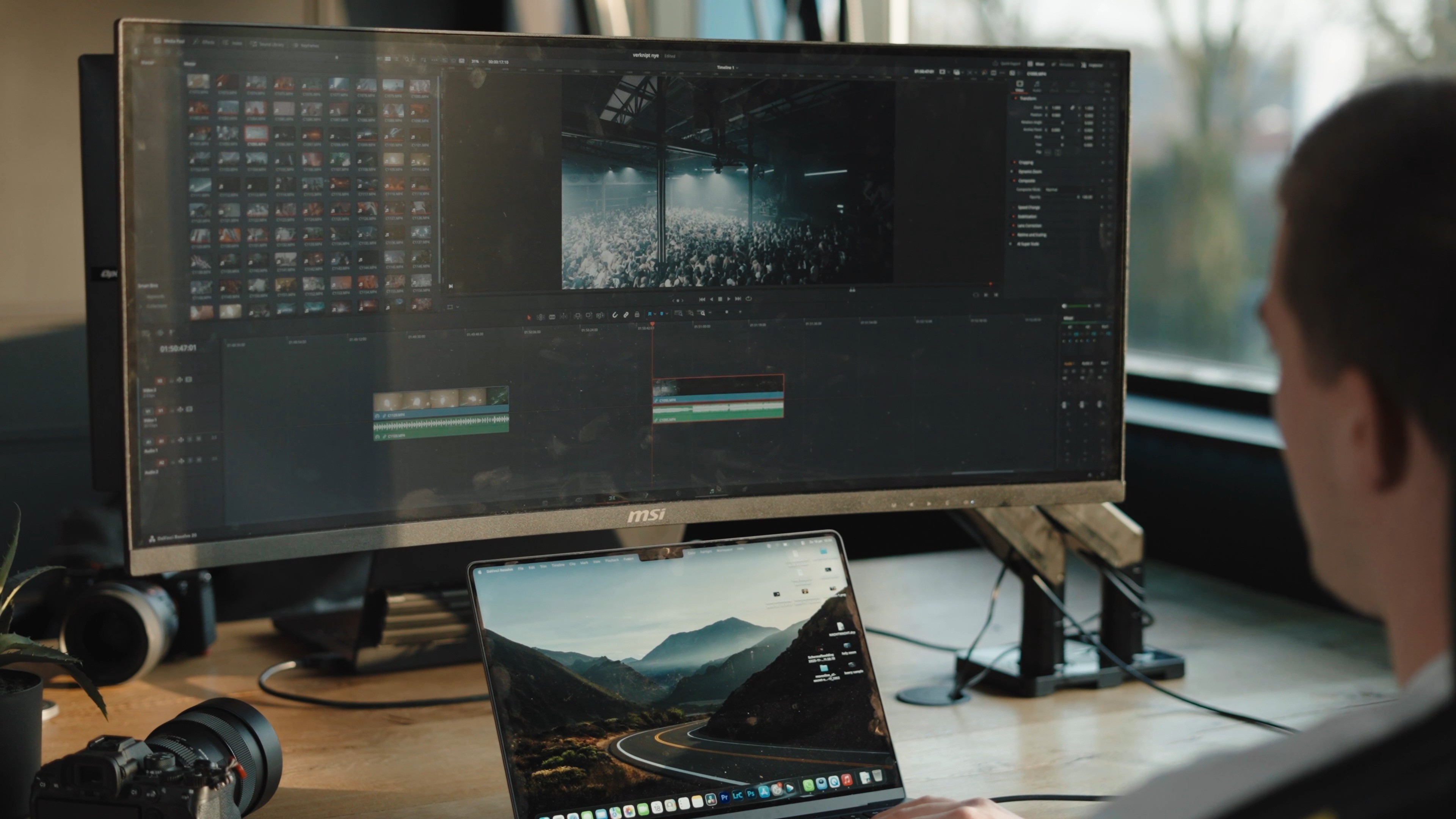 Videomontage op een breed computerscherm in de montagekamer