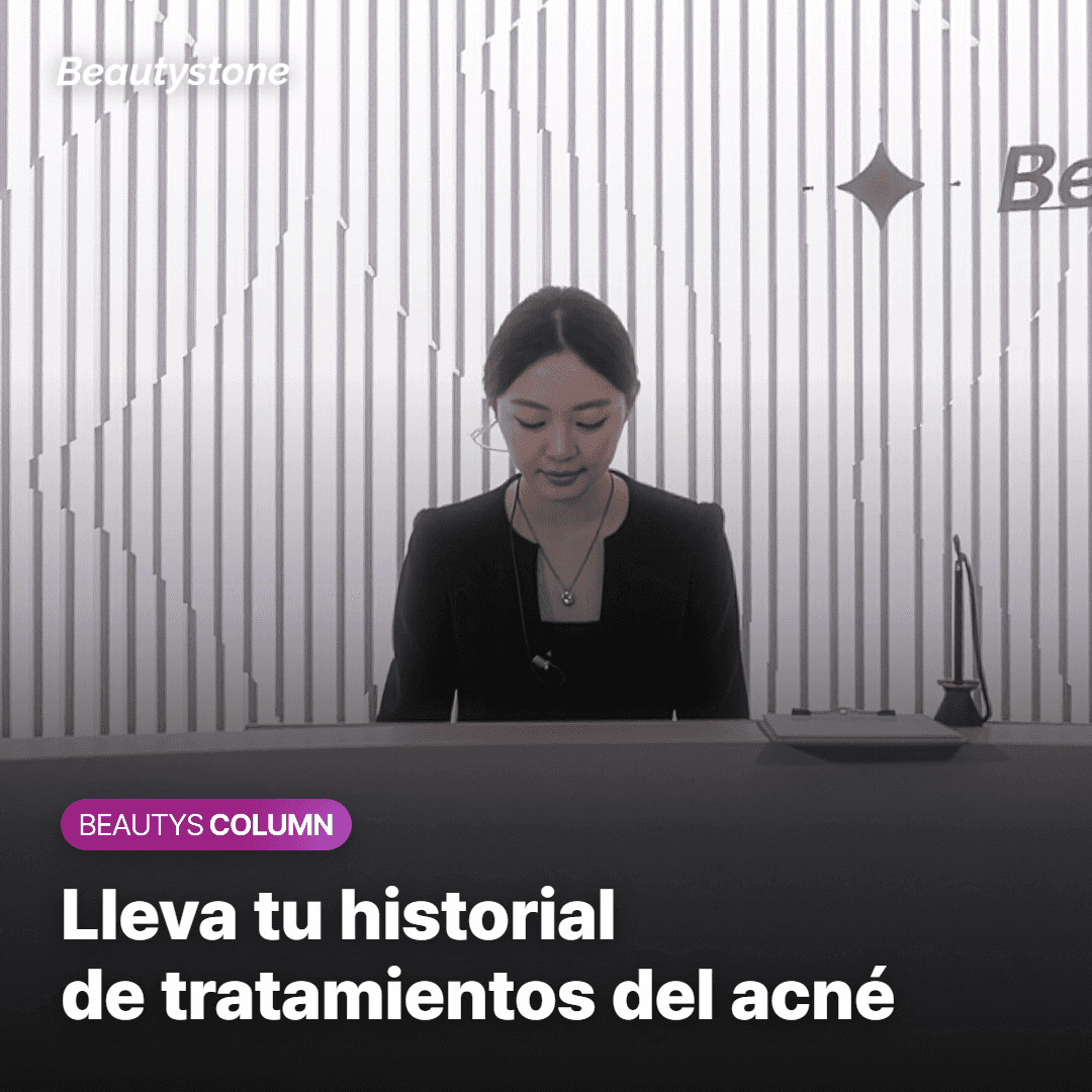Persona ordenando fotos y notas para una consulta dermatológica