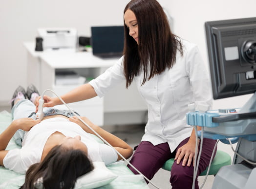 Гінеколог робить УЗІ пацієнтці