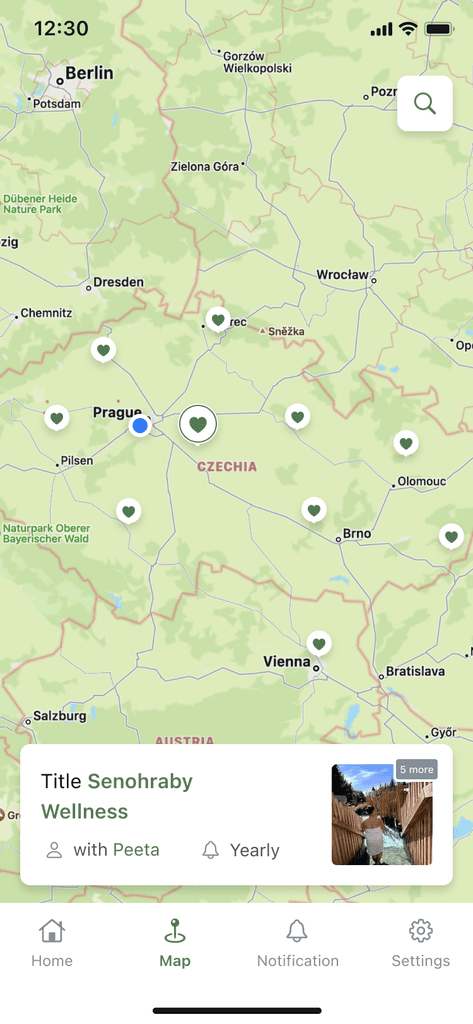 Achiemo: mobilní aplikace s interaktivní mapou, zvýrazněnými místy životních událostí s fotkami.