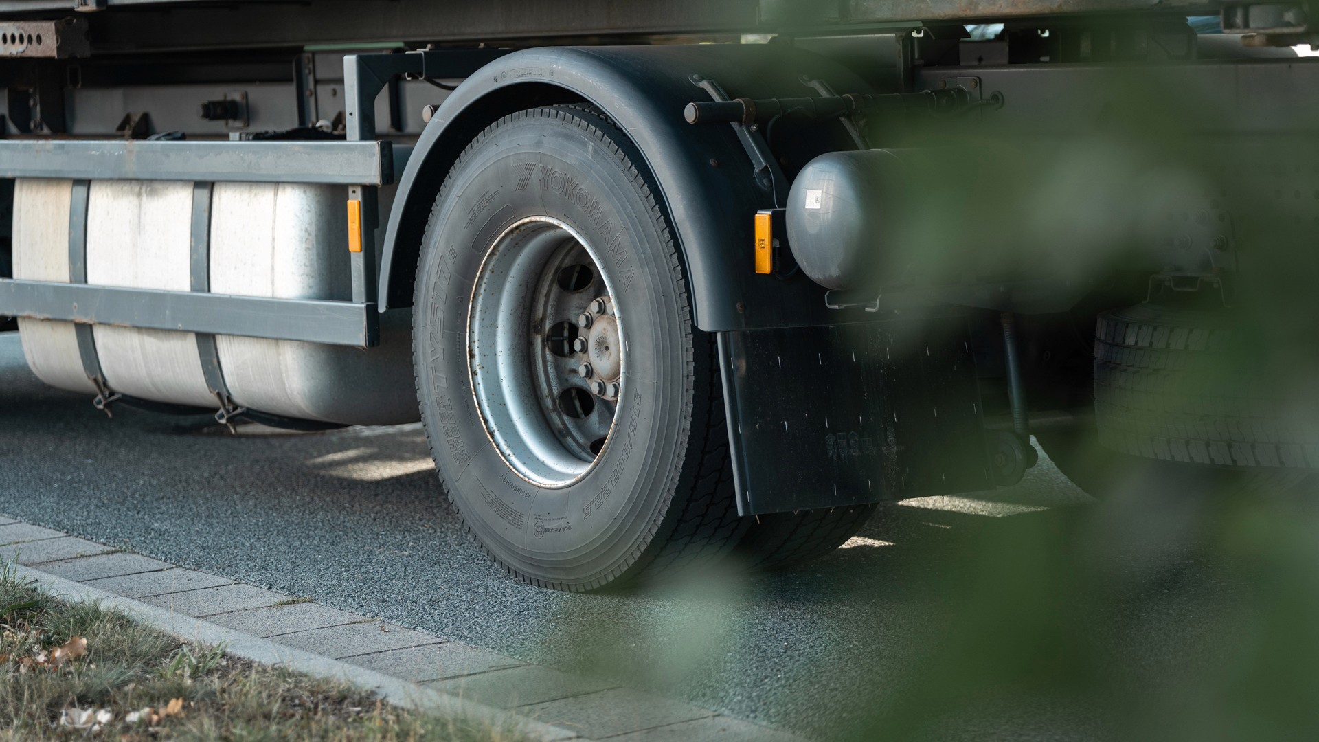 Mercedes Actros 1842 Seitenansicht – leistungsstarker LKW für die praktische Ausbildung in Neustadt bei Coburg & Rödental.