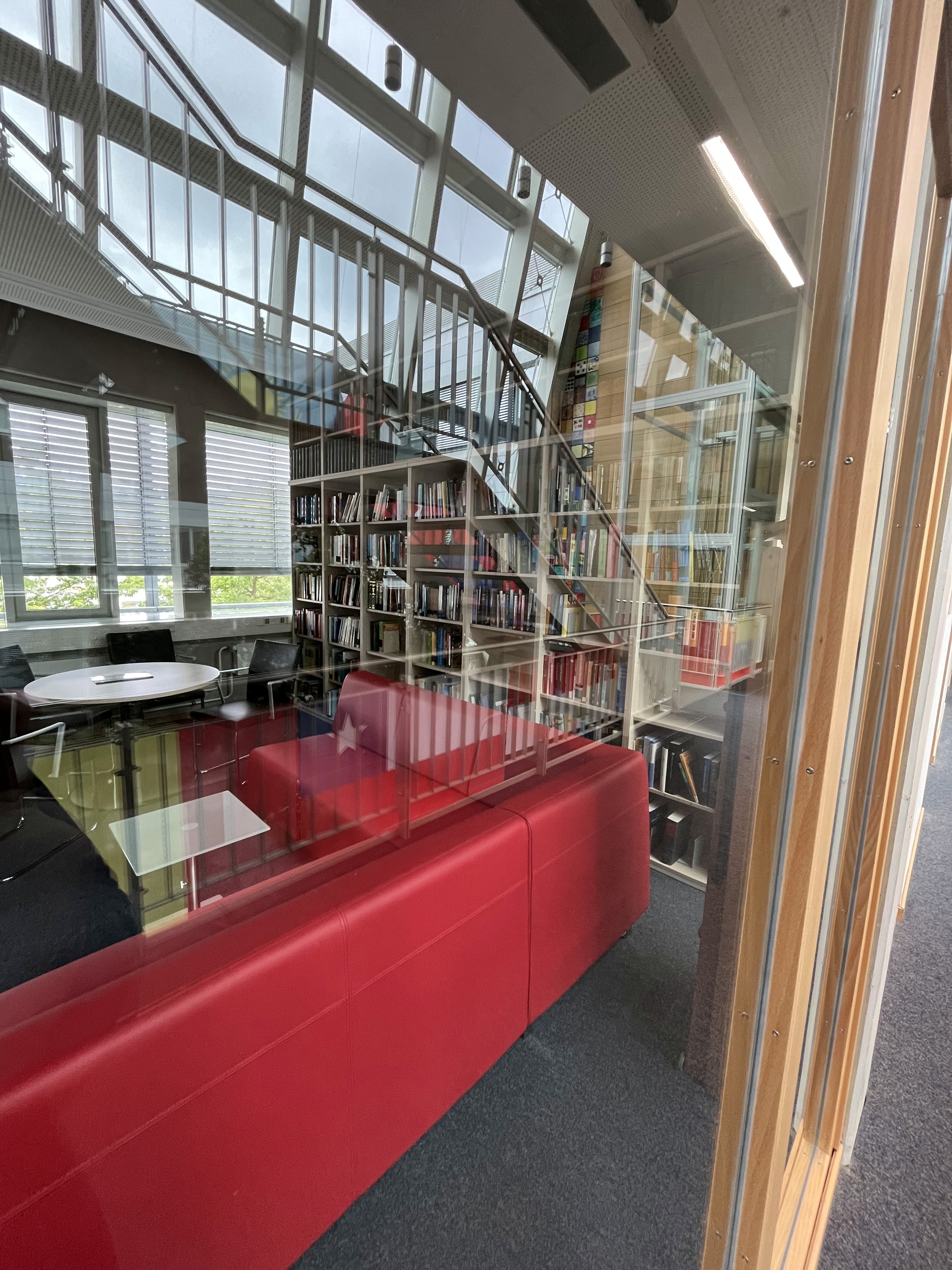 Bibliothek mit rotem Sofa