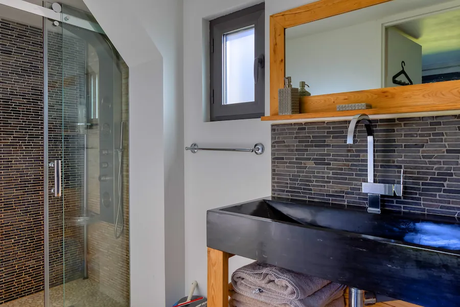 Salle de bain moderne avec douche à l’italienne dans le Cottage Dieppe "Le Gite des Amis" à la Villa Argonne en Normandie
