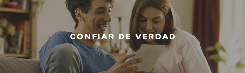 Familia acostada en el piso sonriendo