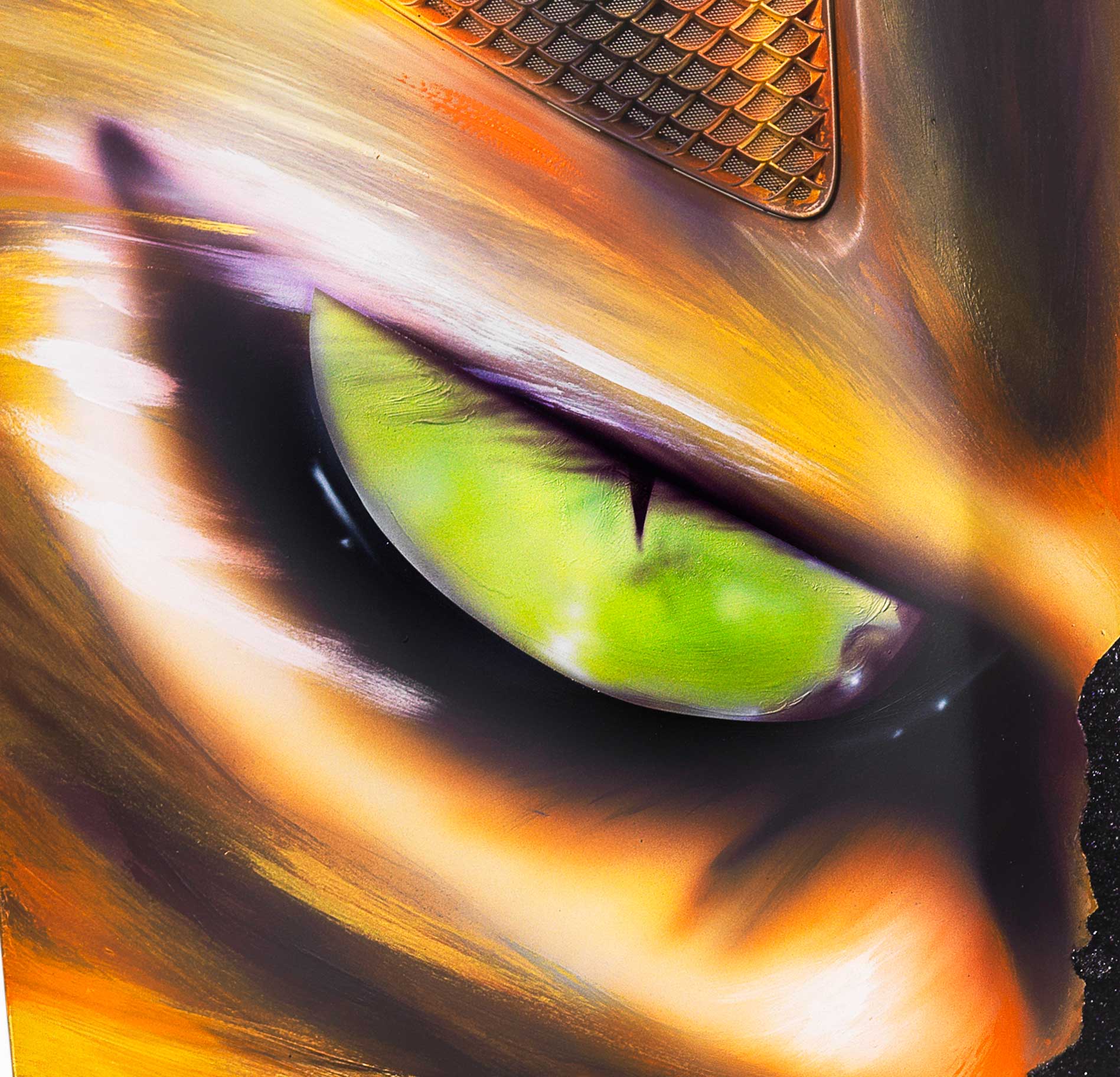 Daniela Boo pinta a Gatúbela sobre el capot de un Mercedes Benz AMG haciendo alusión a Kill Bill. Una mujer pinta a una mujer sobre un auto con nombre de mujer. Daniela Boo Gatubela Mercedes Benz Kill Bill Mujeres Tarantino