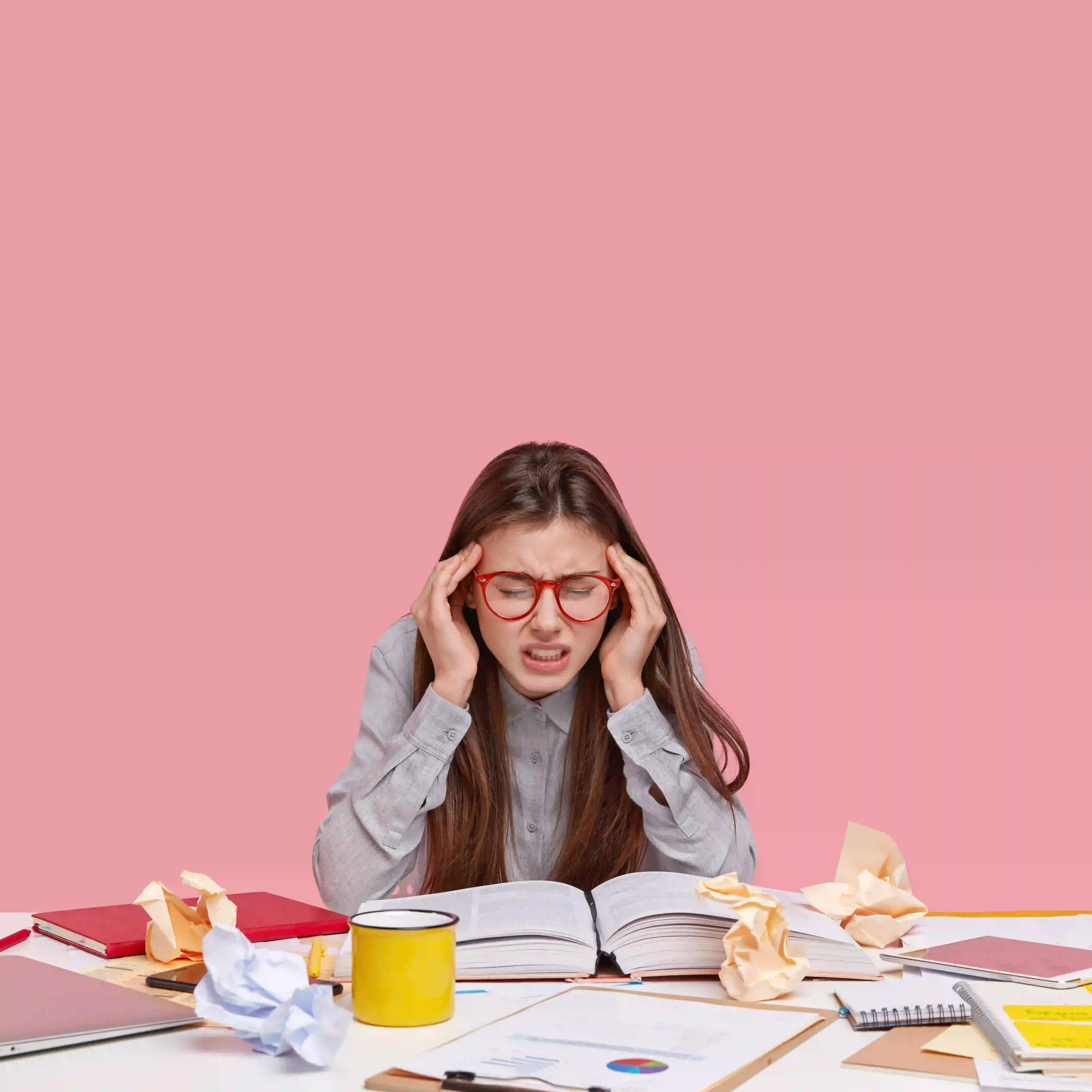 sınav öncesi stres yaşayan öğrenci ders çalışırken zorlanıyor