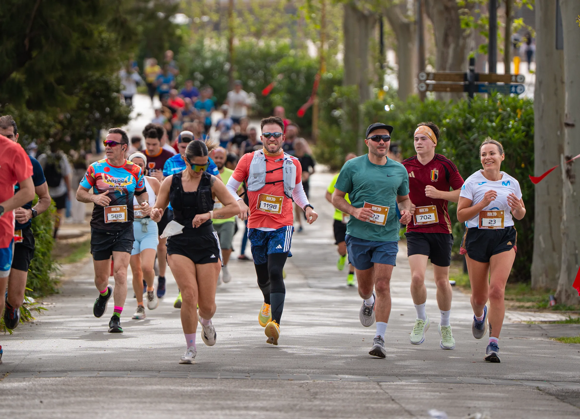 Participantes de la Salomon Run Barcelona 2026 en subida característica de Montjuïc