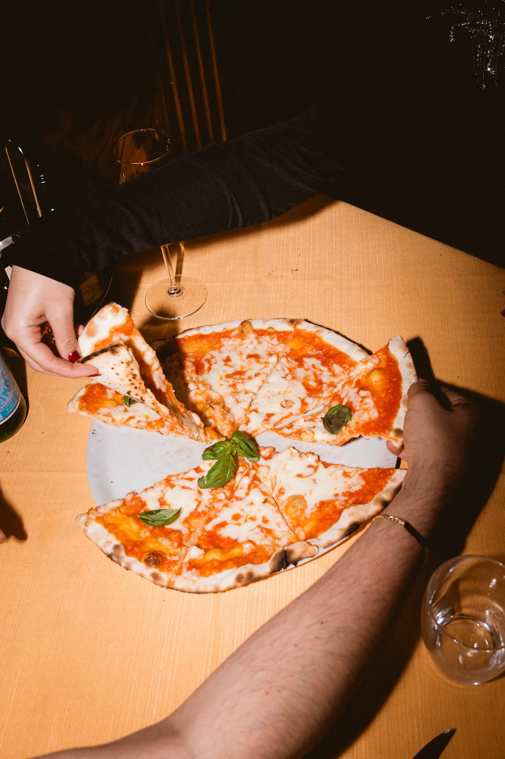 foto artistica primo piano della pizza romana di Tucci