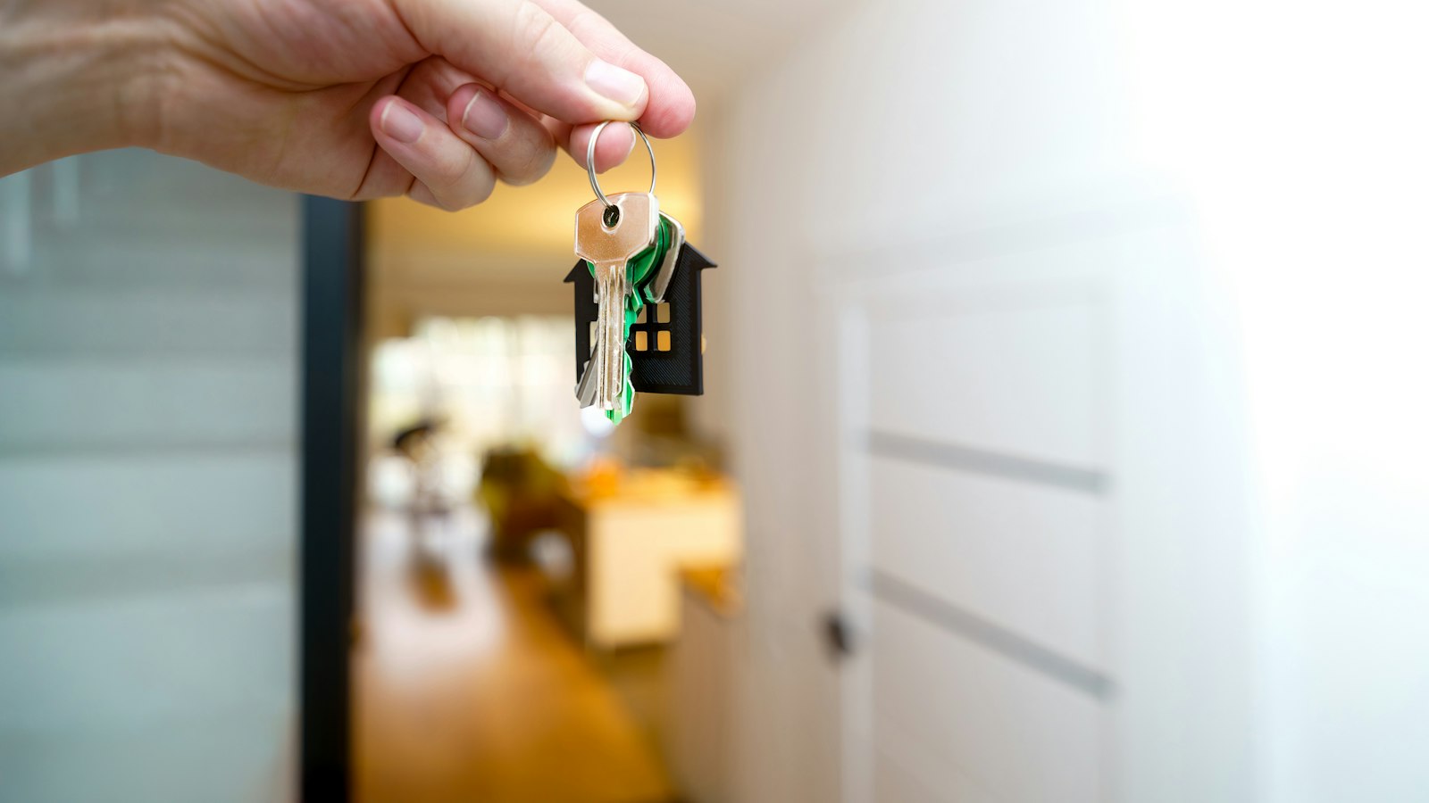 Remise des clés devant la porte d'entrée d'un logement