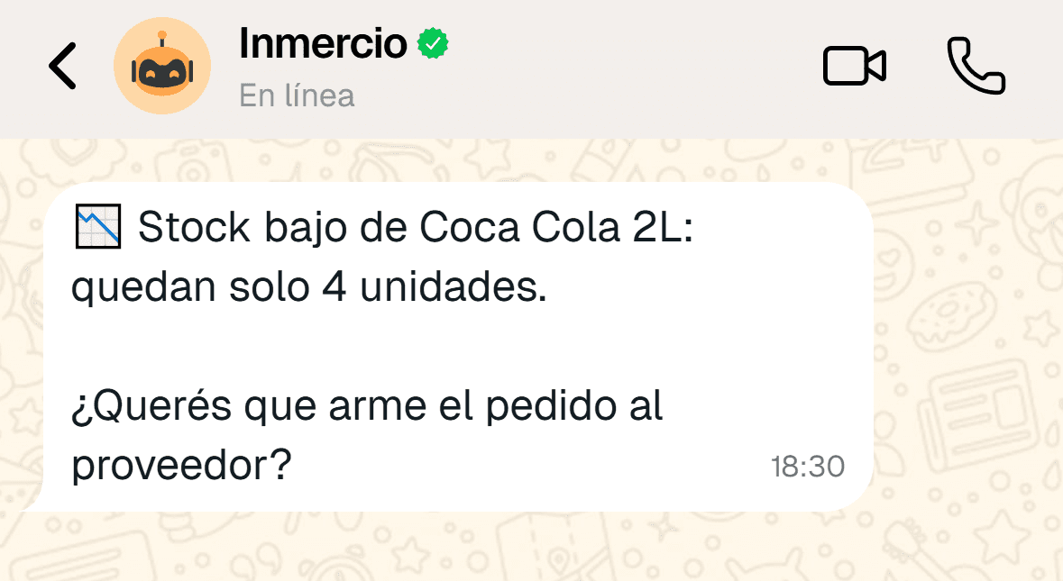 Chat de WhatsApp con Inmercio avisando que el stock de Coca Cola 2L está por agotarse