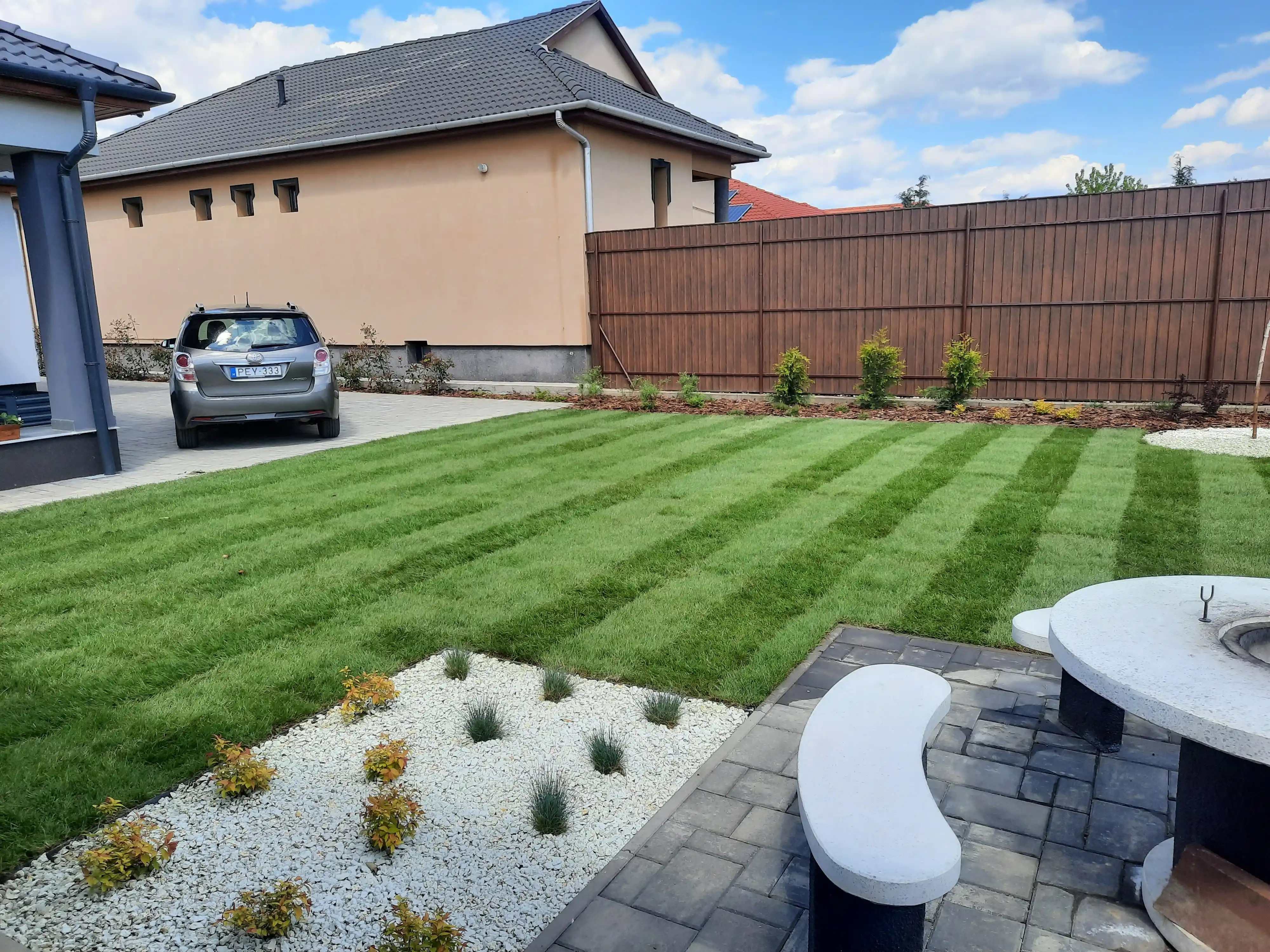 Műgyep telepítés támfalakkal miskolci lejtős telken