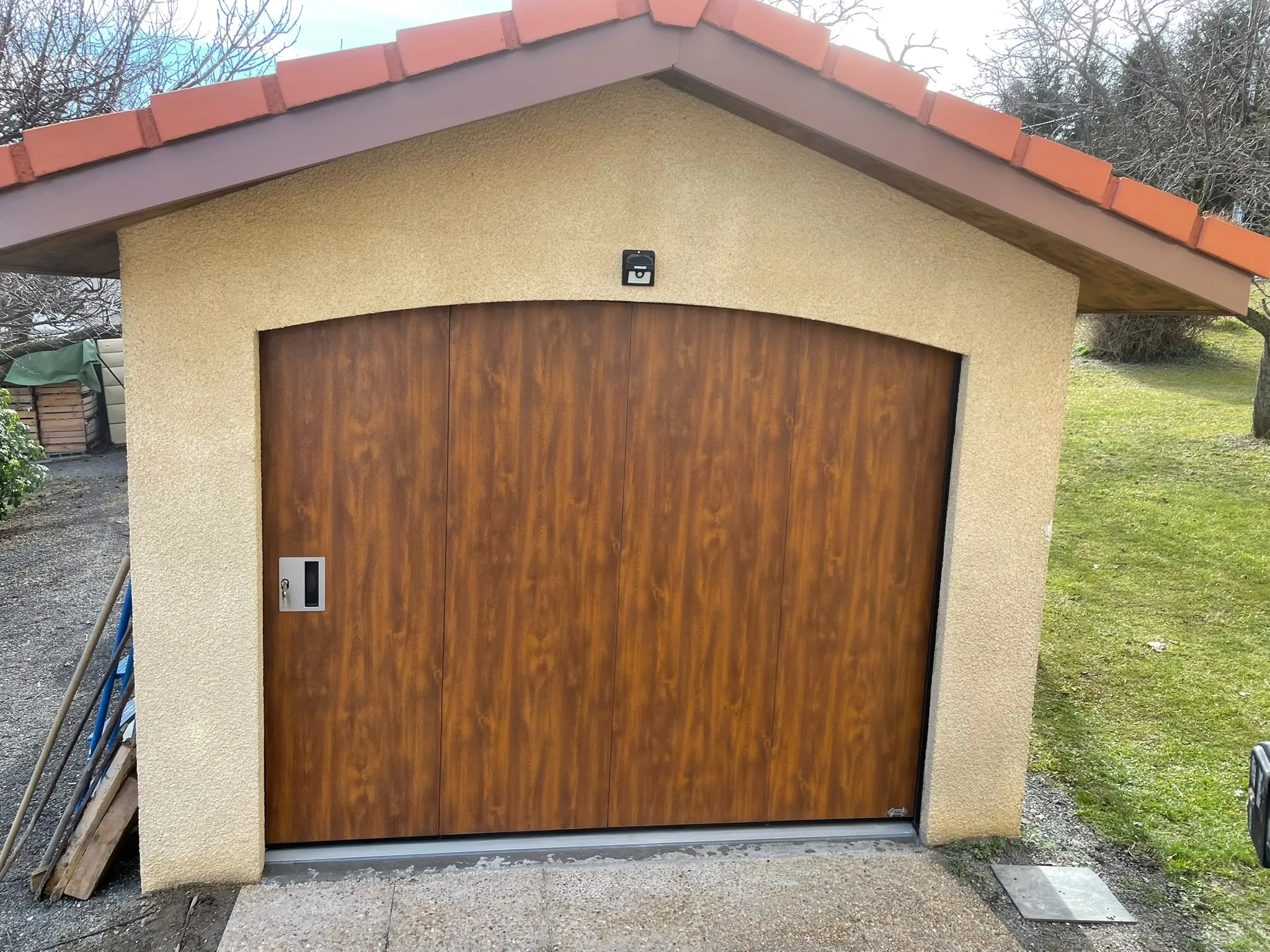 Porte de garage aspect bois sur une maison — AFermetures