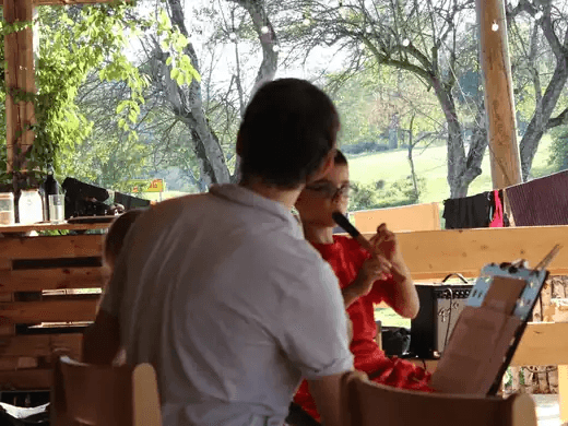 Mentor sedi ob učencu med individualnim srečanjem