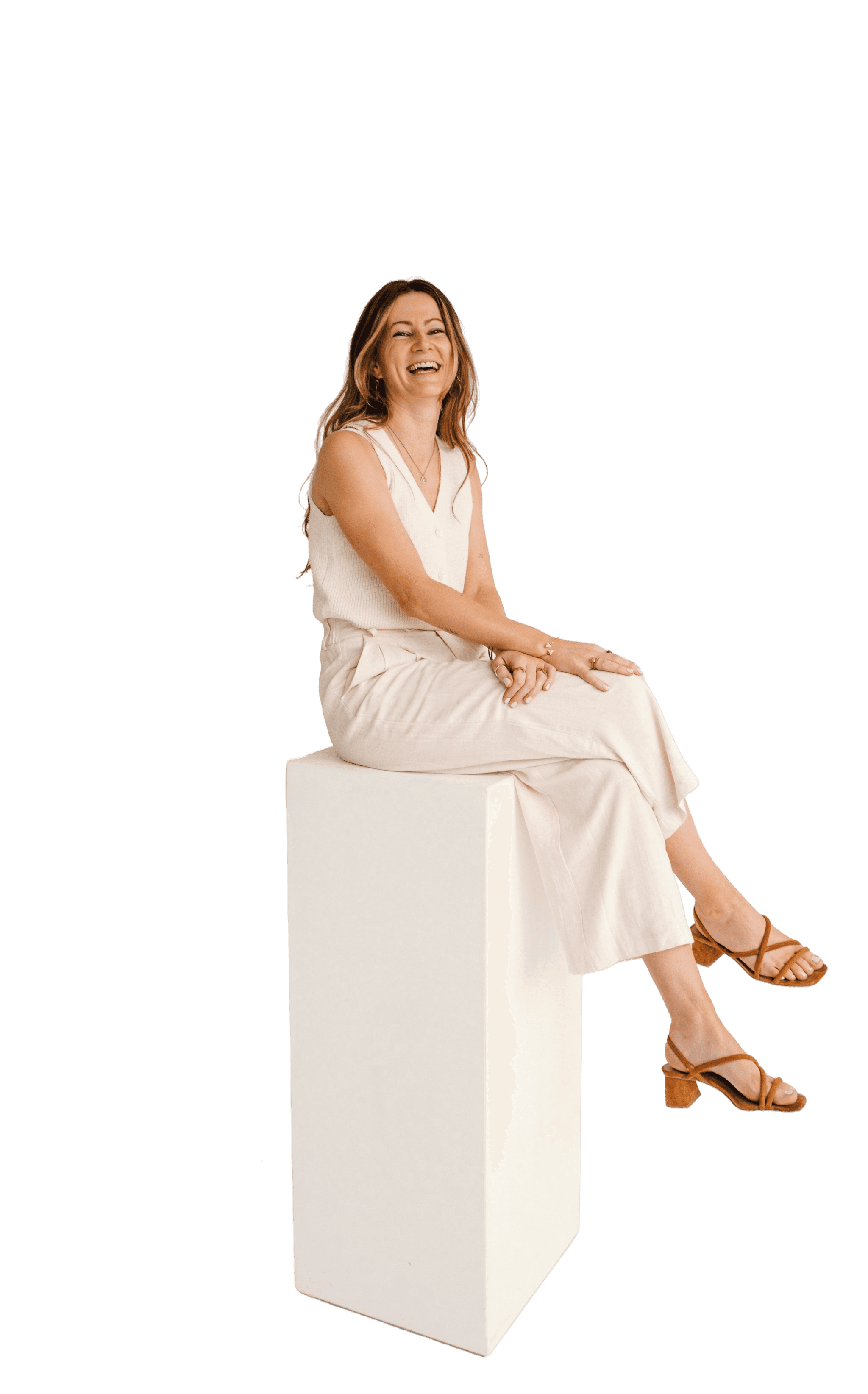 Franzi sitzt lachend auf Sockel