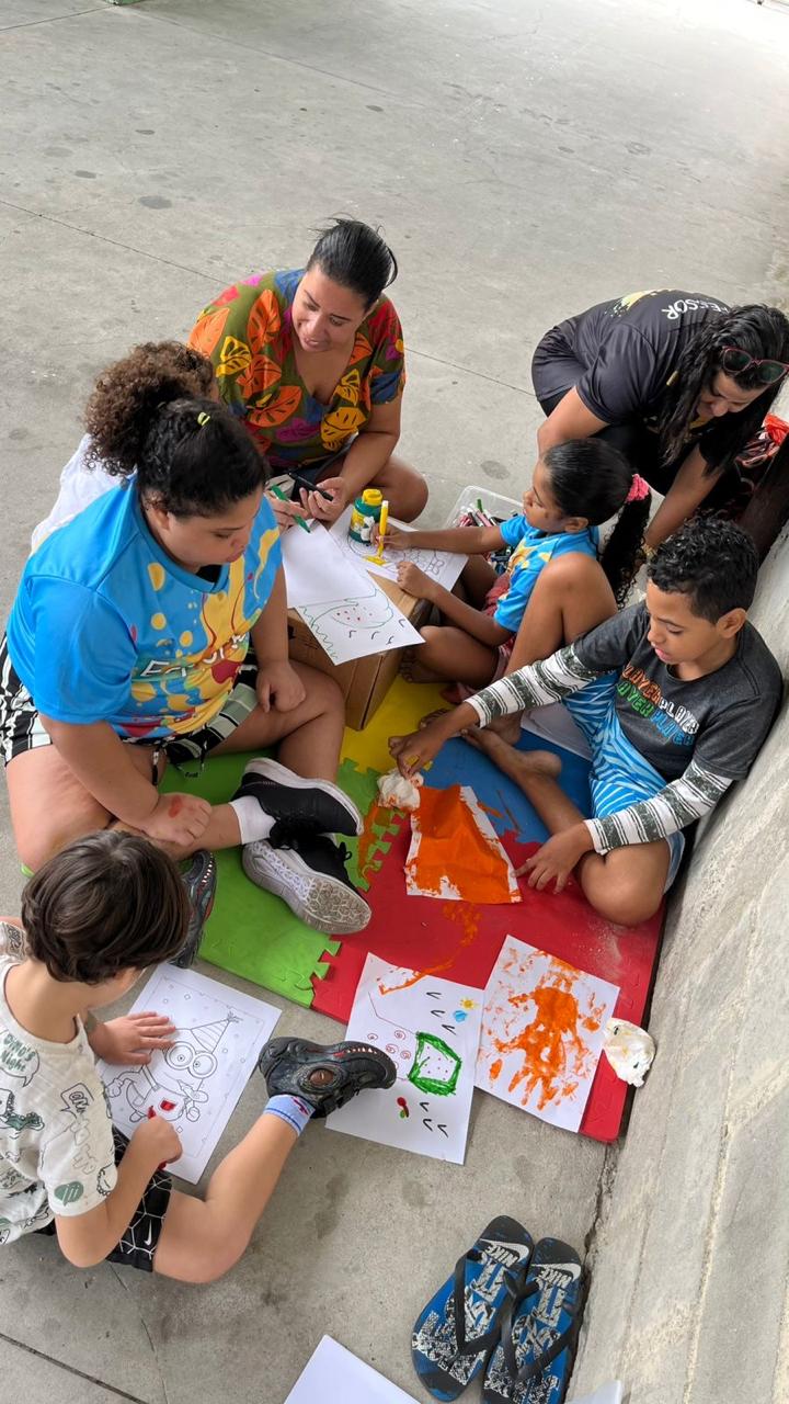 Crianças em atividade de pintura