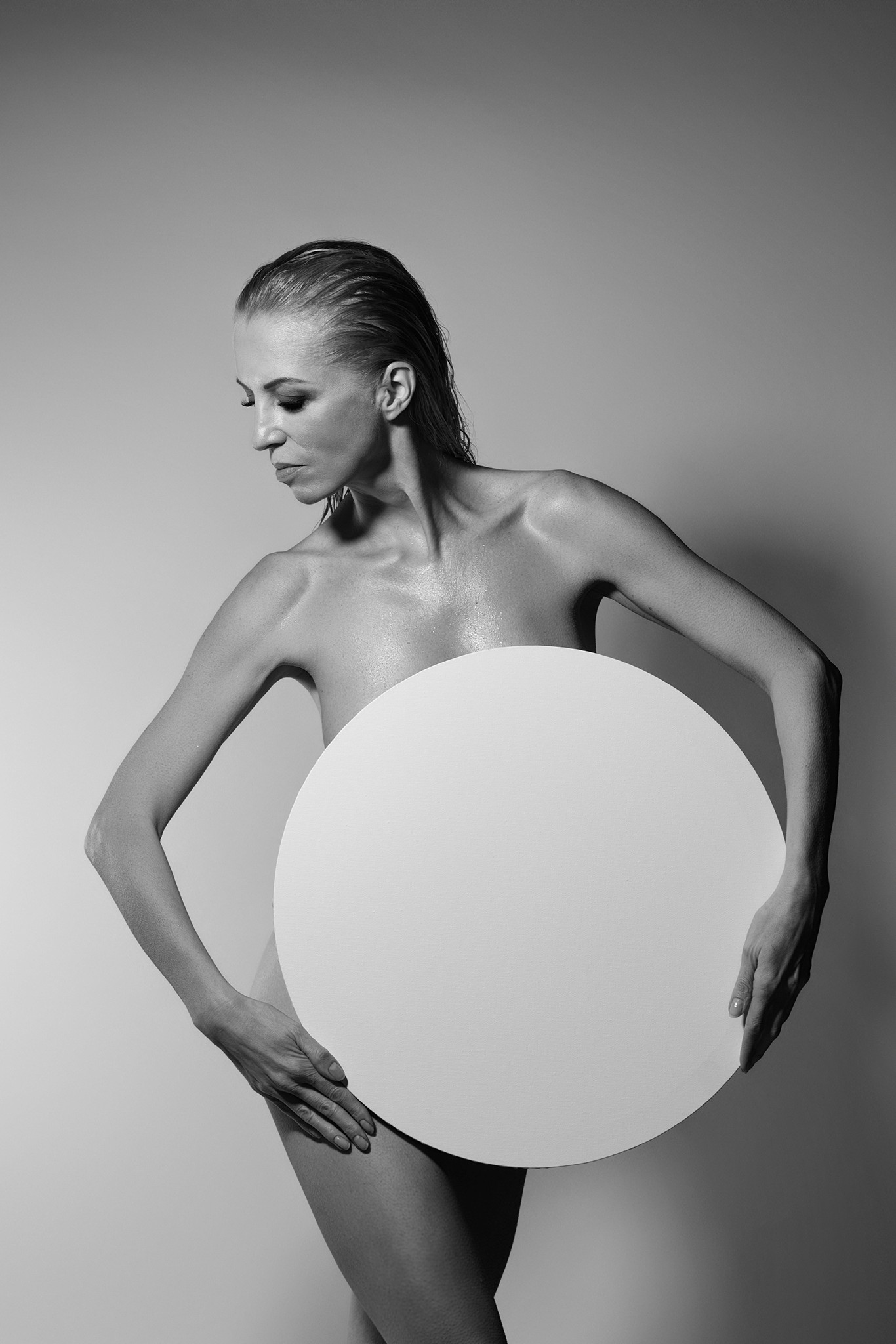 Agnieszka Czyzkowska fine art photography Warsaw woman with the circle black and white