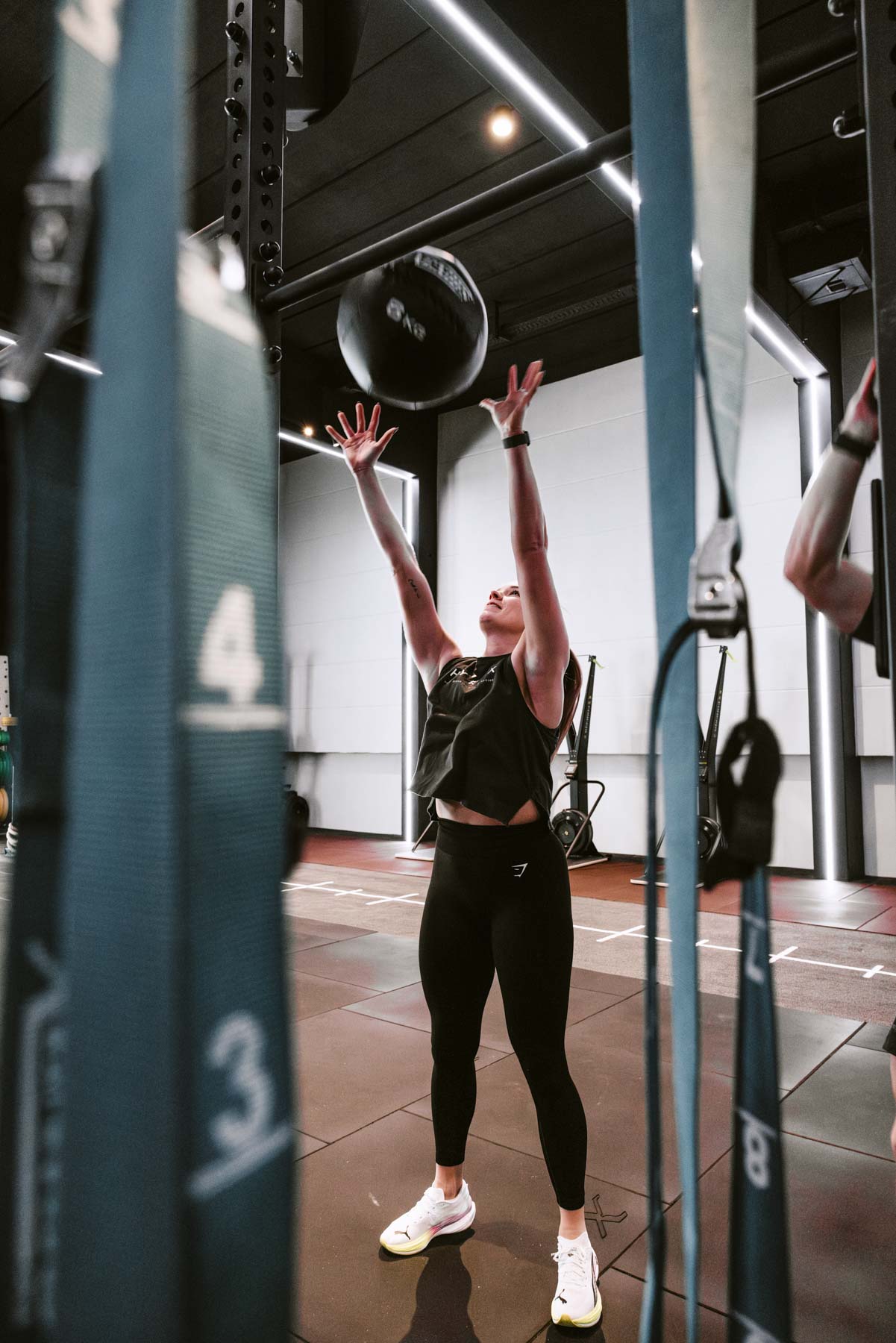 Athletin beim Wall-Ball-Wurf während eines CrossFit-Workouts bei The Factory Fulda.